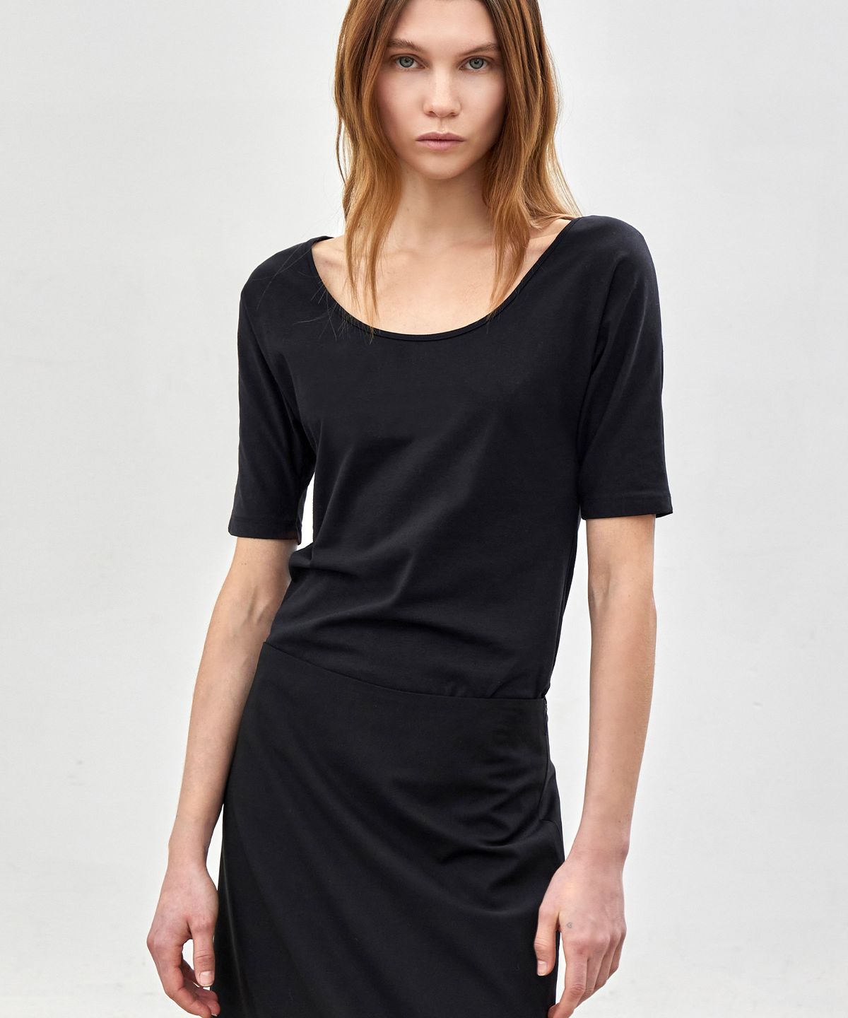 노티아(NOTIA) SLIM FIT U NECK T-SHIRTS - BLACK