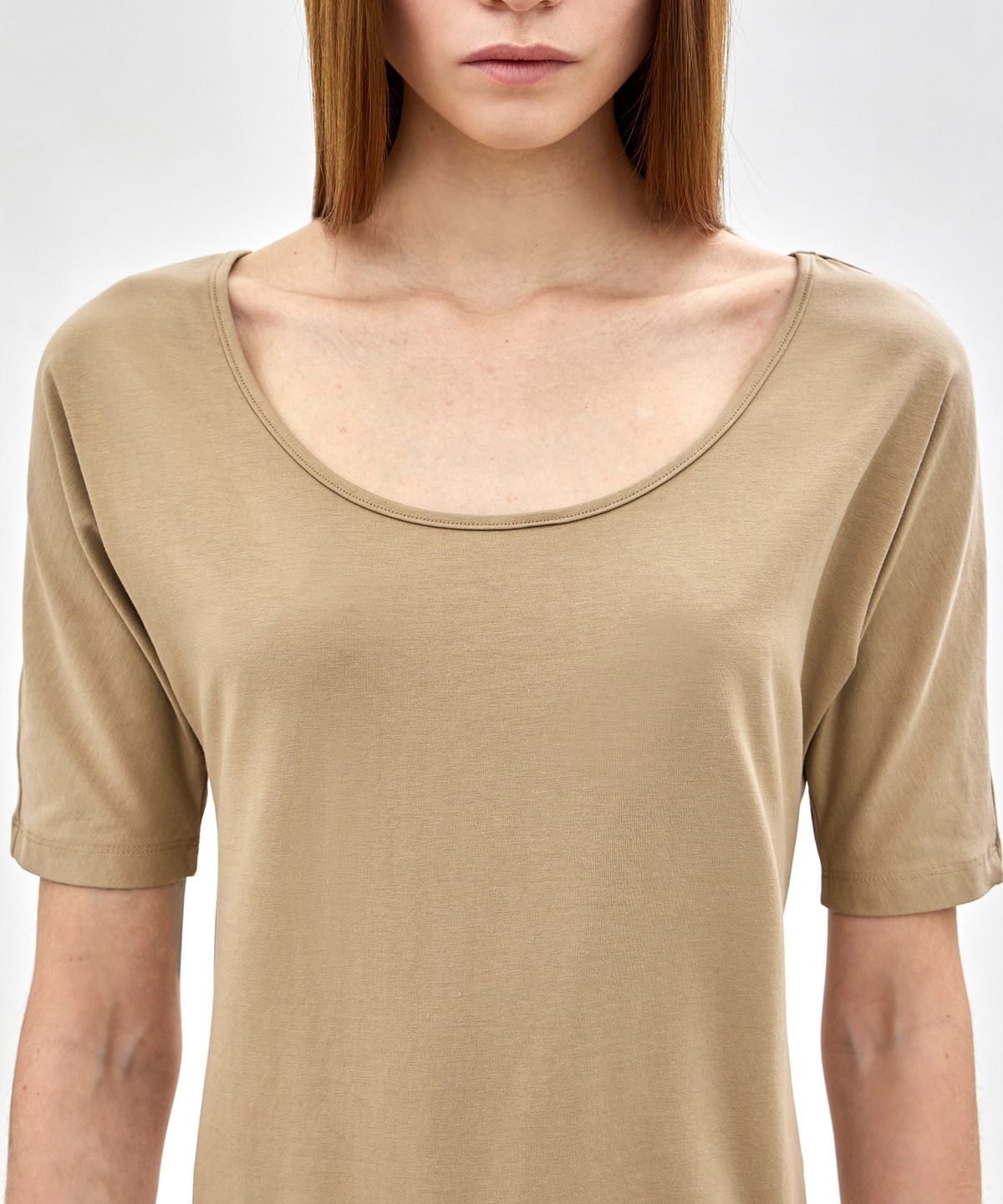 노티아(NOTIA) SLIM FIT U NECK T-SHIRTS - BEIGE