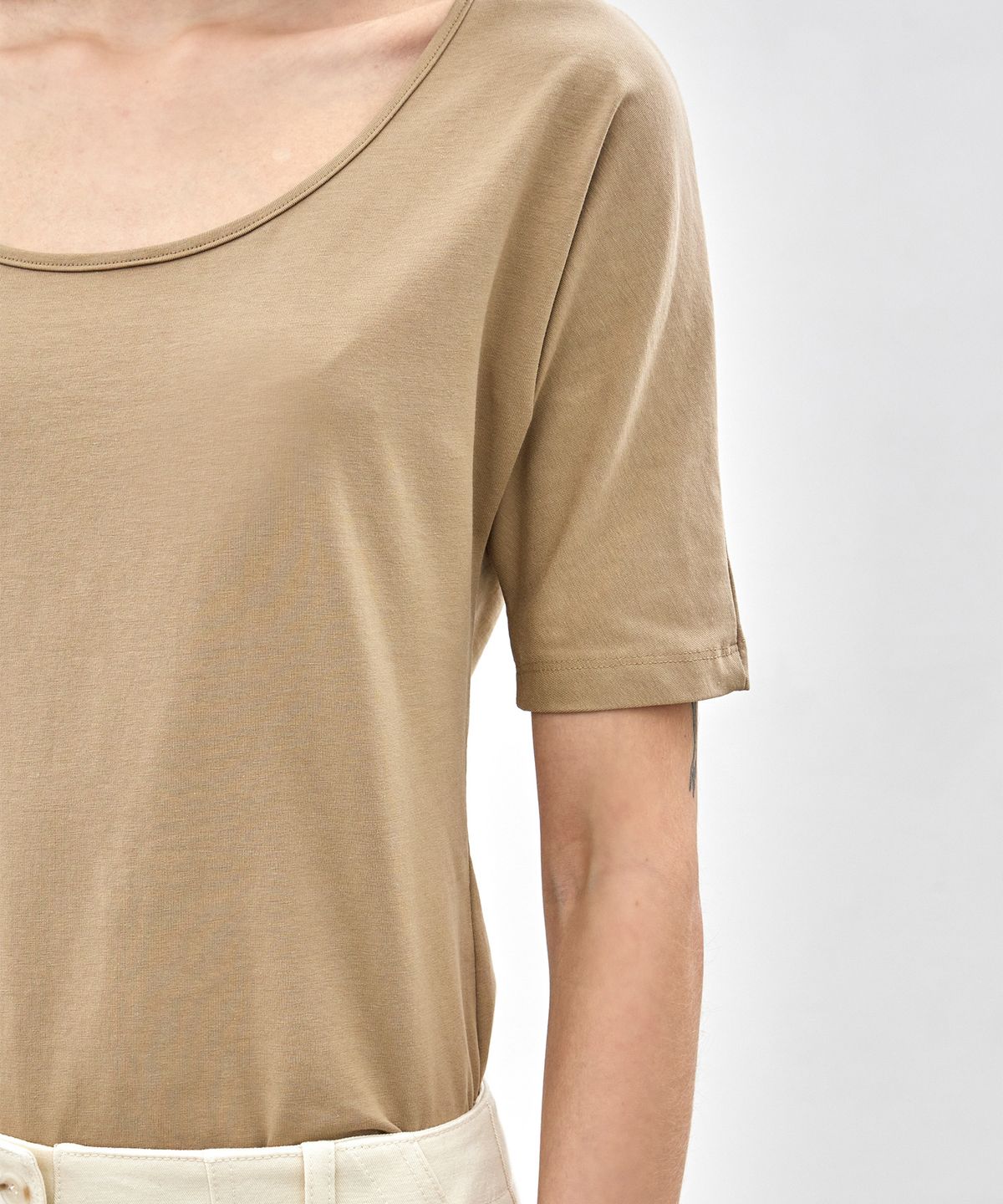 노티아(NOTIA) SLIM FIT U NECK T-SHIRTS - BEIGE