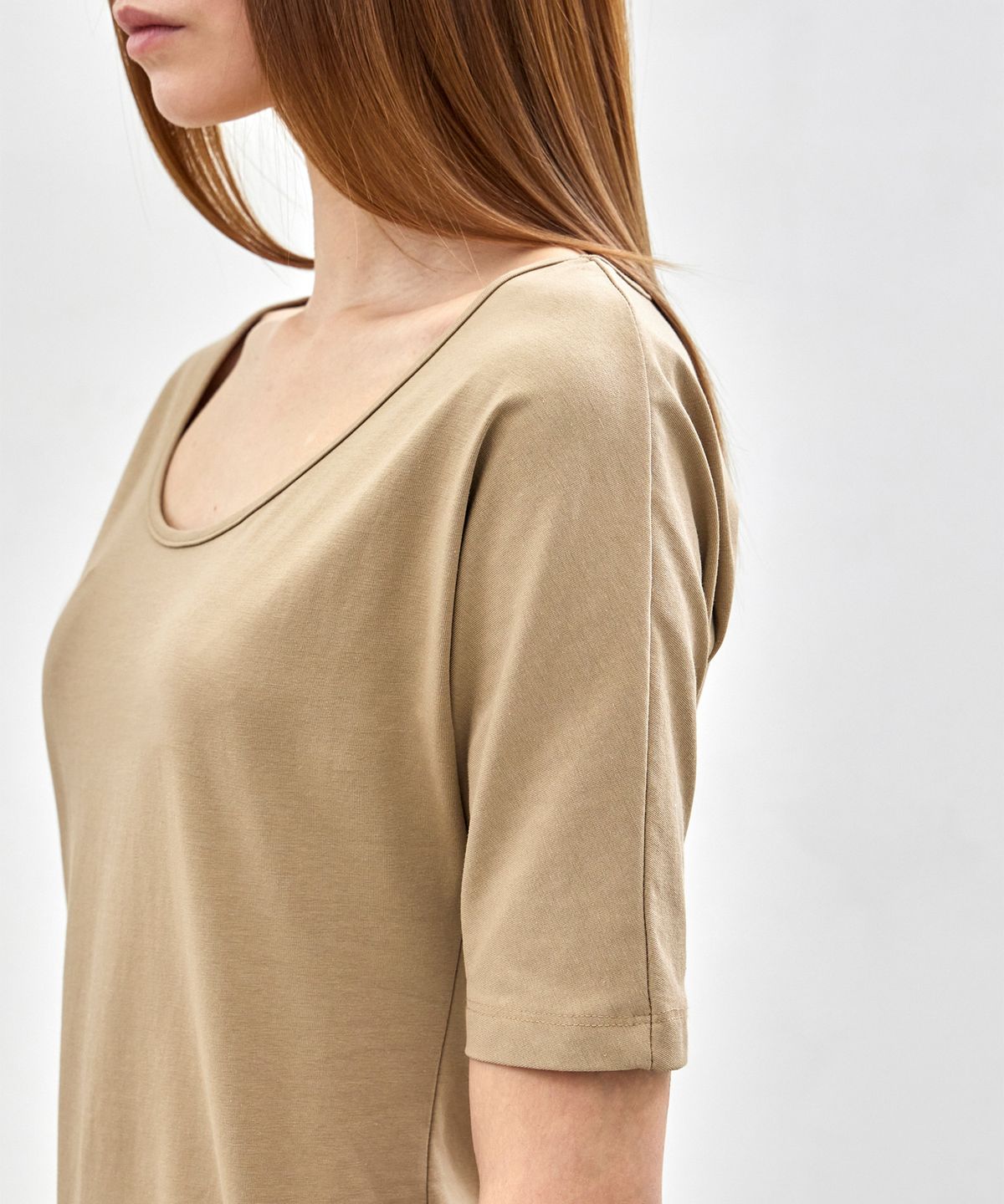 노티아(NOTIA) SLIM FIT U NECK T-SHIRTS - BEIGE