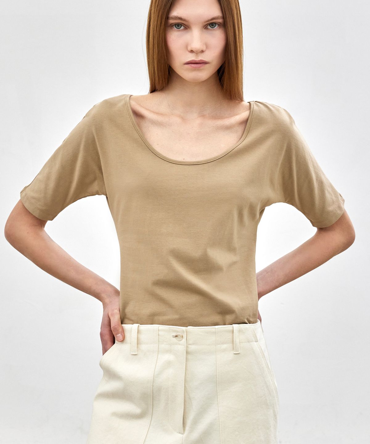 노티아(NOTIA) SLIM FIT U NECK T-SHIRTS - BEIGE
