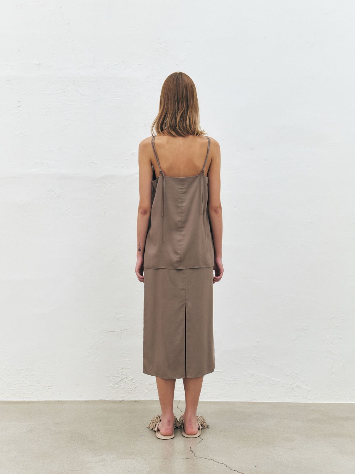 쿠메(KUMÉ) Tencel Twill Sleeveless Scarf Top, Dark Beige
