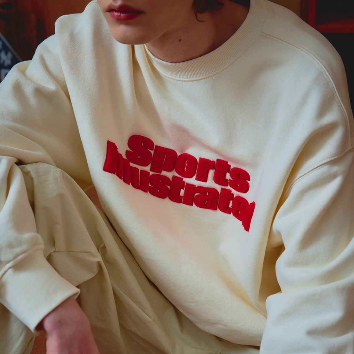 스포츠 일러스트레이티드(SPORTS ILLUSTRATED) BASKETBALL STACKED LOGO SWEAT SHIRT (IVORY)
