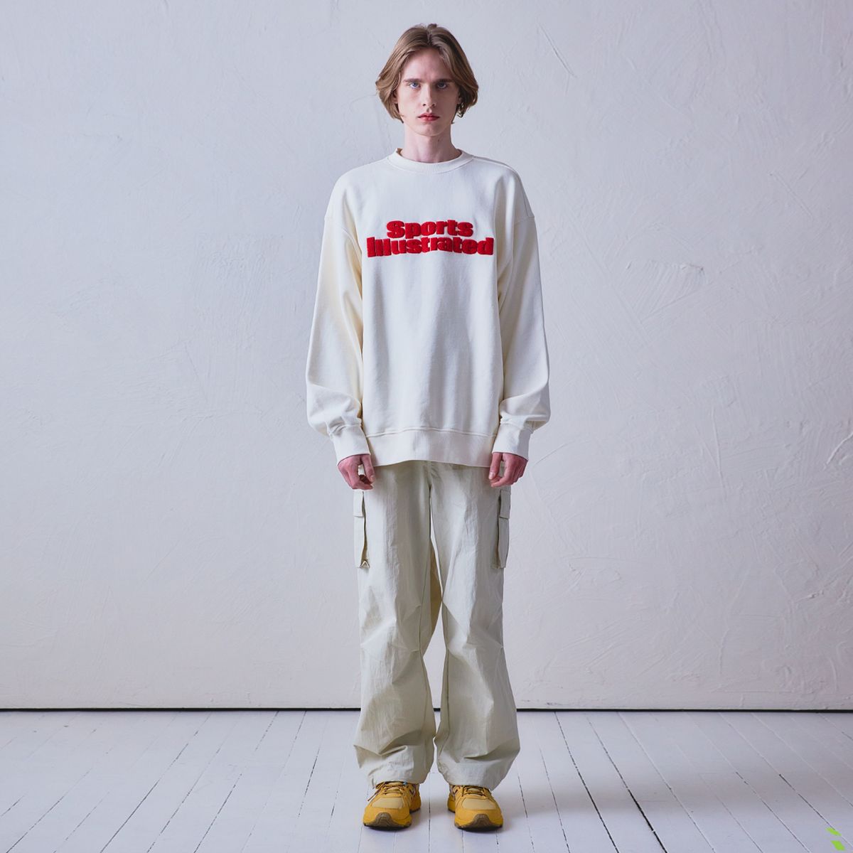 스포츠 일러스트레이티드(SPORTS ILLUSTRATED) BASKETBALL STACKED LOGO SWEAT SHIRT (IVORY)