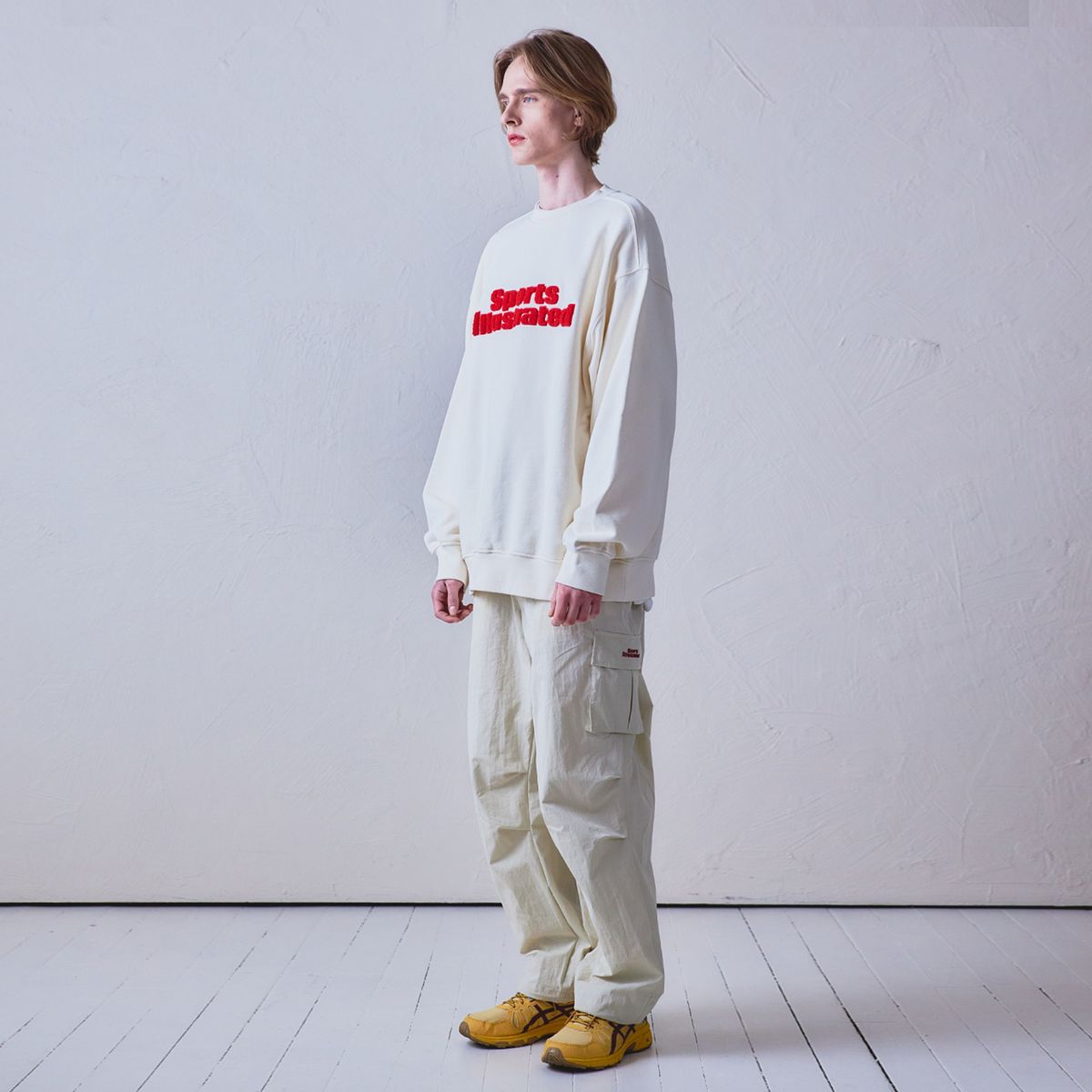 스포츠 일러스트레이티드(SPORTS ILLUSTRATED) BASKETBALL STACKED LOGO SWEAT SHIRT (IVORY)