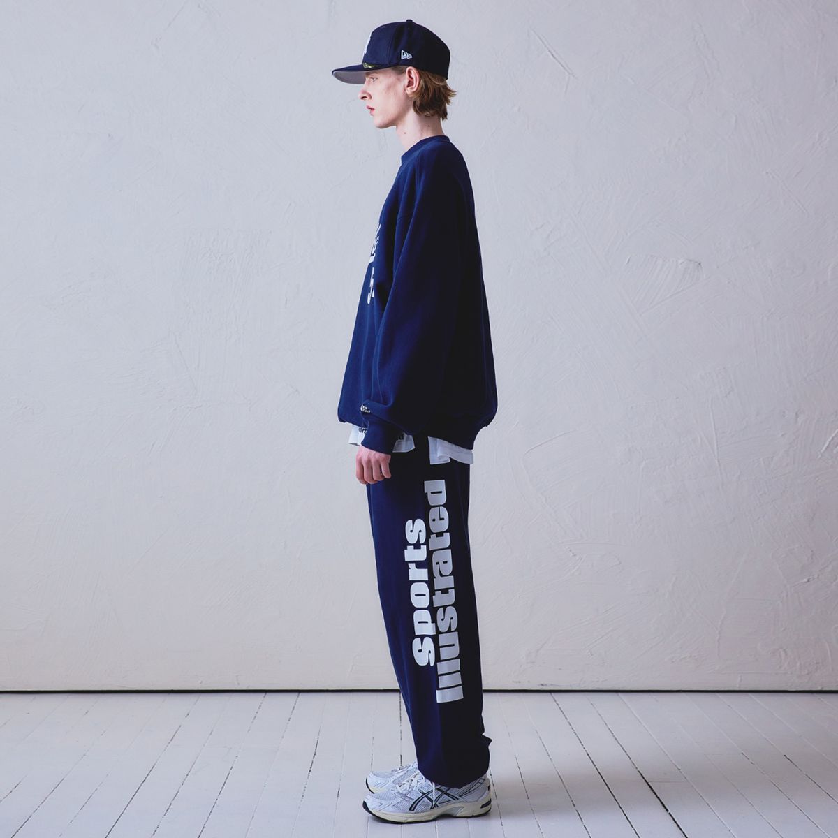 스포츠 일러스트레이티드(SPORTS ILLUSTRATED) BASKETBALL CURSIVE LOGO SWEAT SHIRT (DARK NAVY)
