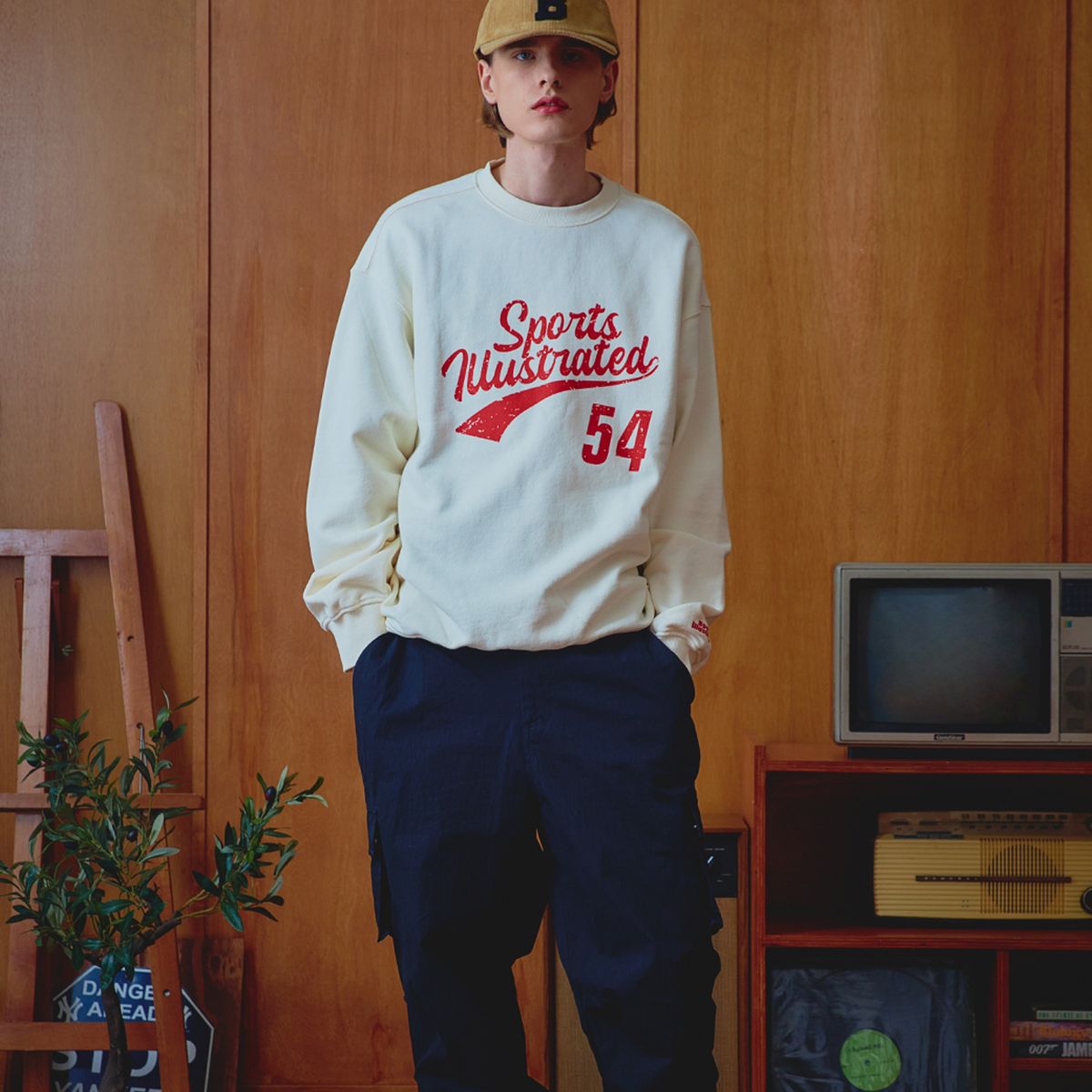스포츠 일러스트레이티드(SPORTS ILLUSTRATED) BASKETBALL CURSIVE LOGO SWEAT SHIRT (IVORY)