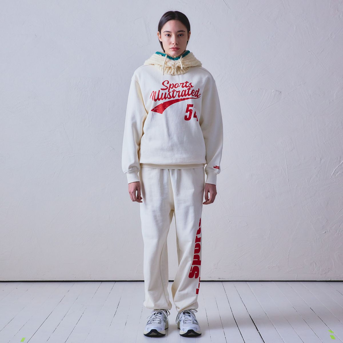 스포츠 일러스트레이티드(SPORTS ILLUSTRATED) BASKETBALL CURSIVE LOGO SWEAT SHIRT (IVORY)