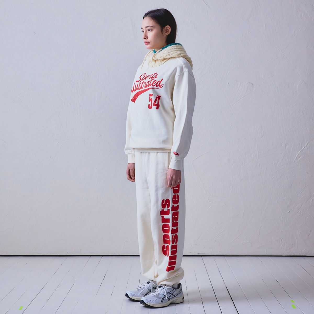 스포츠 일러스트레이티드(SPORTS ILLUSTRATED) BASKETBALL CURSIVE LOGO SWEAT SHIRT (IVORY)
