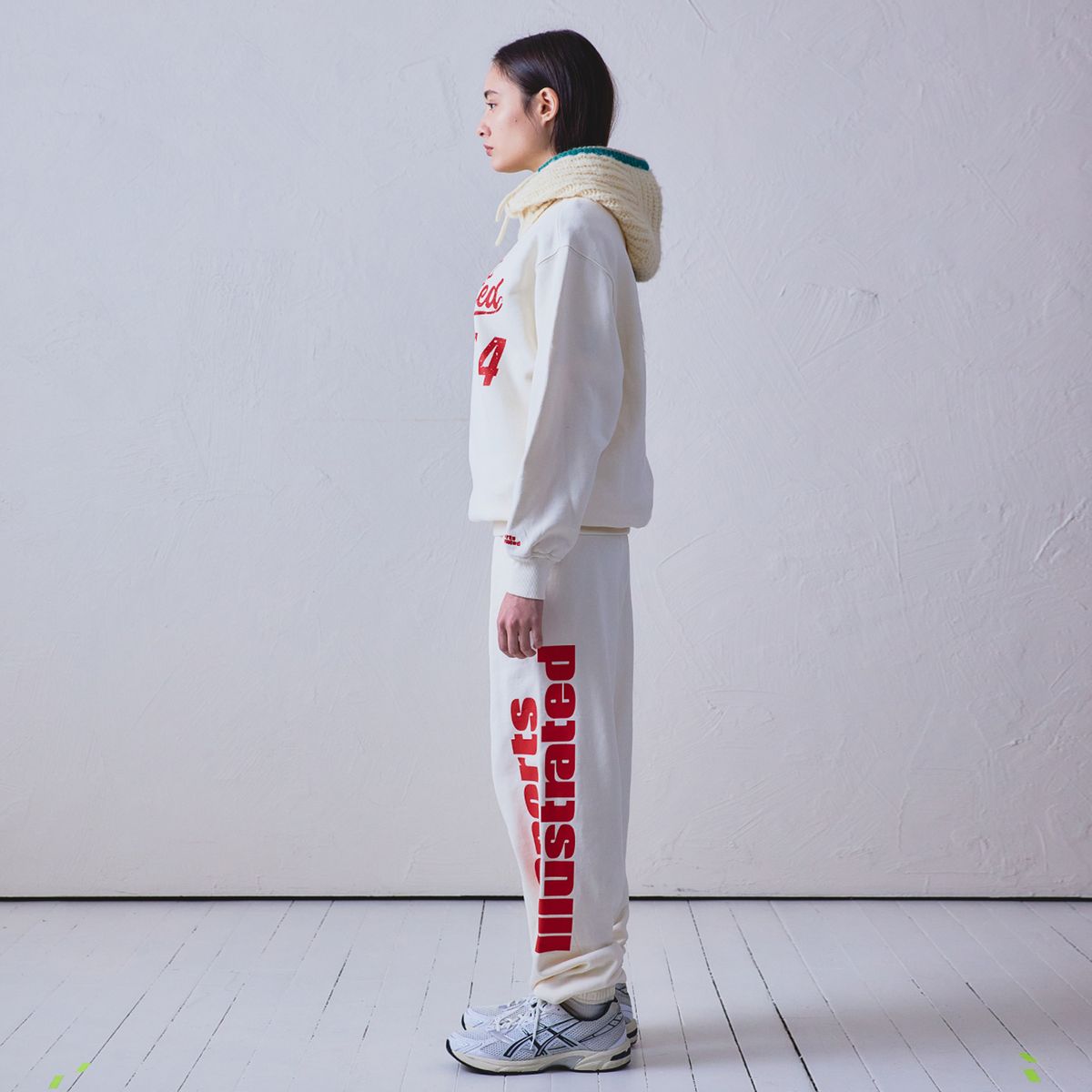 스포츠 일러스트레이티드(SPORTS ILLUSTRATED) BASKETBALL CURSIVE LOGO SWEAT SHIRT (IVORY)