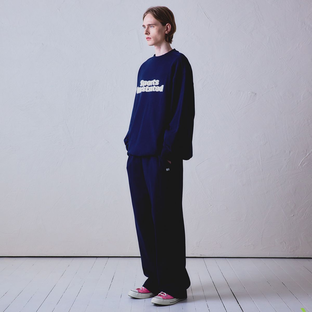 스포츠 일러스트레이티드(SPORTS ILLUSTRATED) BASKETBALL STACKED LOGO SWEAT SHIRT (DARK NAVY)