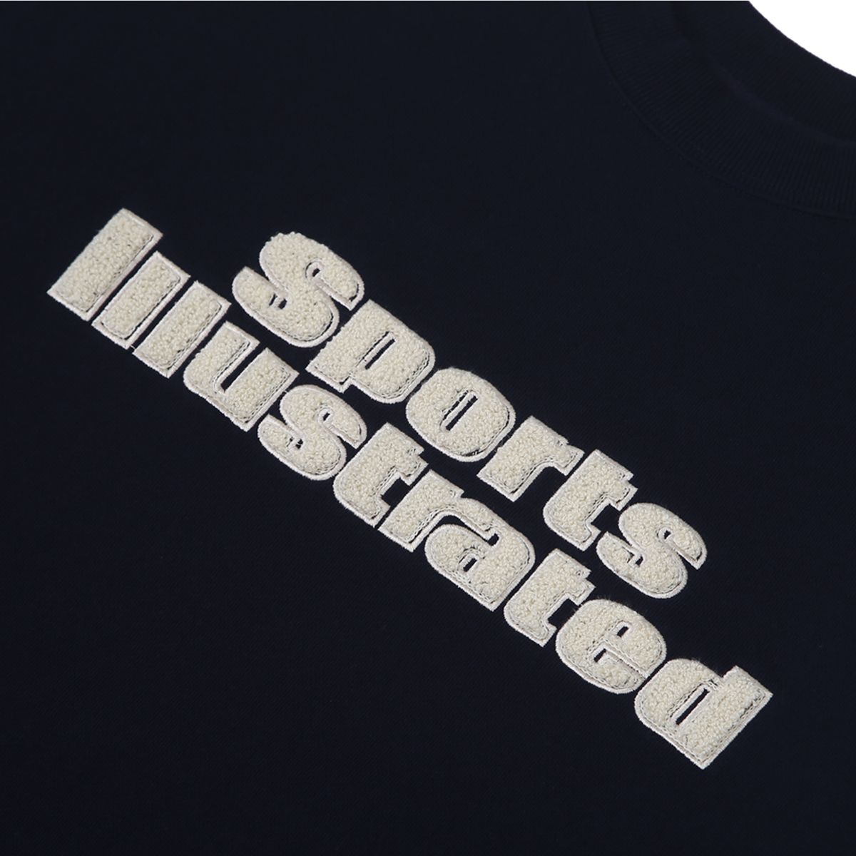 스포츠 일러스트레이티드(SPORTS ILLUSTRATED) BASKETBALL STACKED LOGO SWEAT SHIRT (DARK NAVY)
