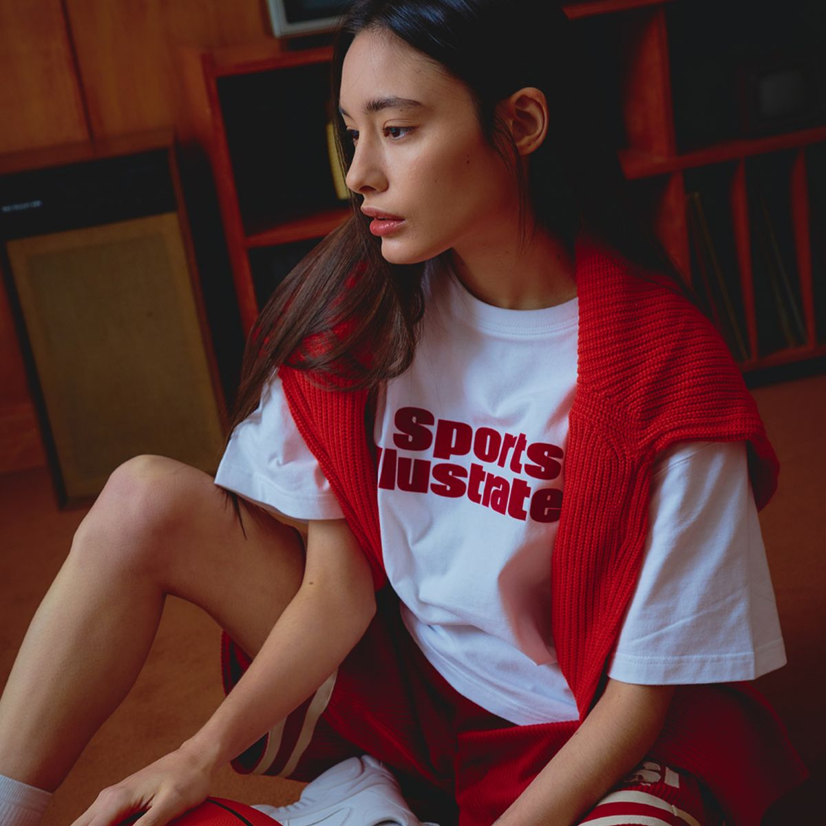 스포츠 일러스트레이티드(SPORTS ILLUSTRATED) BASKETBALL STACKED LOGO HALF SLEEVE (WHITE)