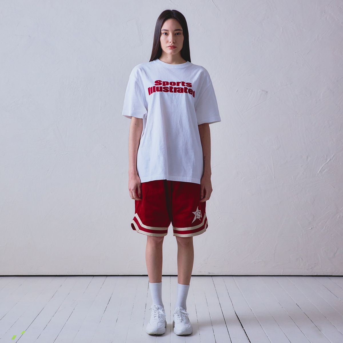 스포츠 일러스트레이티드(SPORTS ILLUSTRATED) BASKETBALL STACKED LOGO HALF SLEEVE (WHITE)