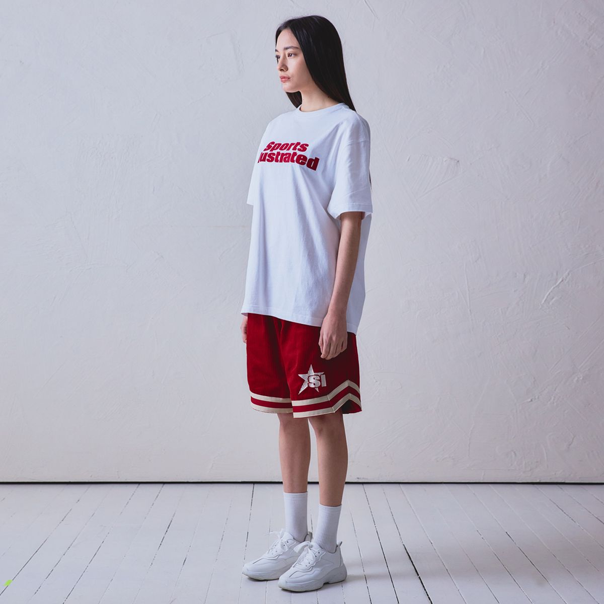 스포츠 일러스트레이티드(SPORTS ILLUSTRATED) BASKETBALL STACKED LOGO HALF SLEEVE (WHITE)