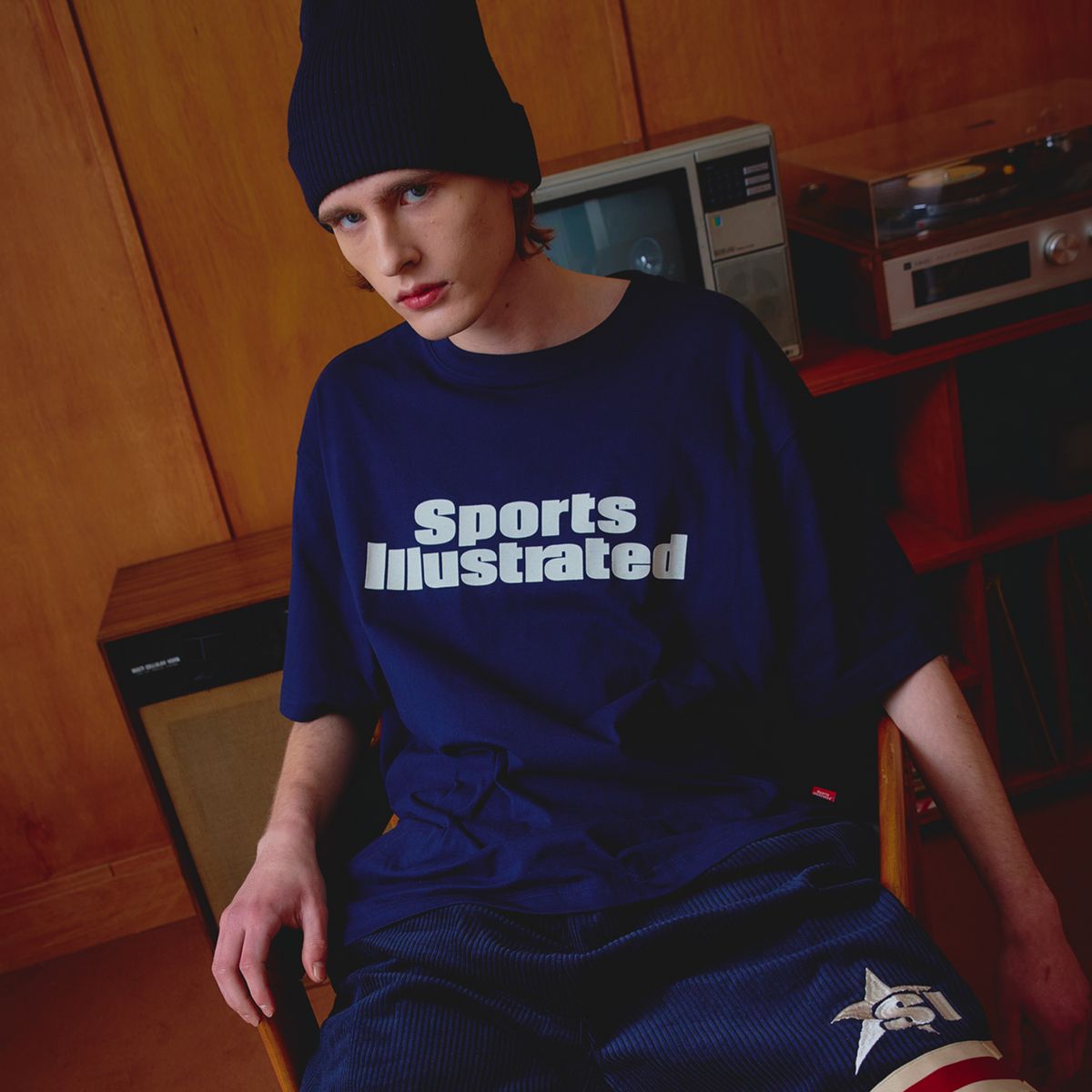 스포츠 일러스트레이티드(SPORTS ILLUSTRATED) BASKETBALL STACKED LOGO HALF SLEEVE (DARK NAVY)