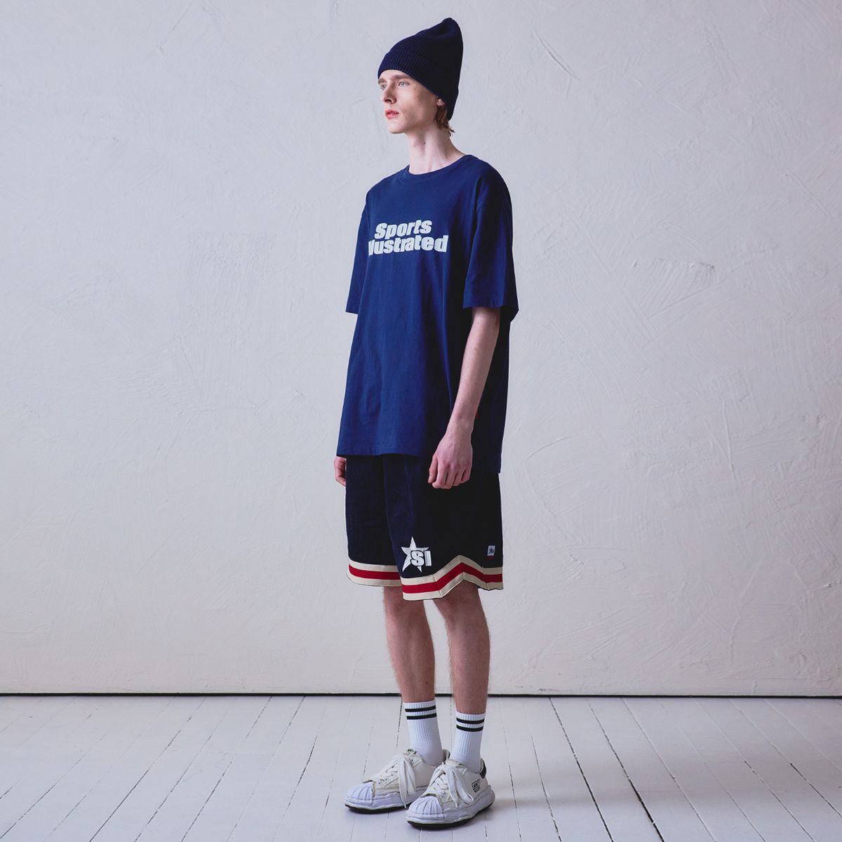 스포츠 일러스트레이티드(SPORTS ILLUSTRATED) BASKETBALL STACKED LOGO HALF SLEEVE (DARK NAVY)