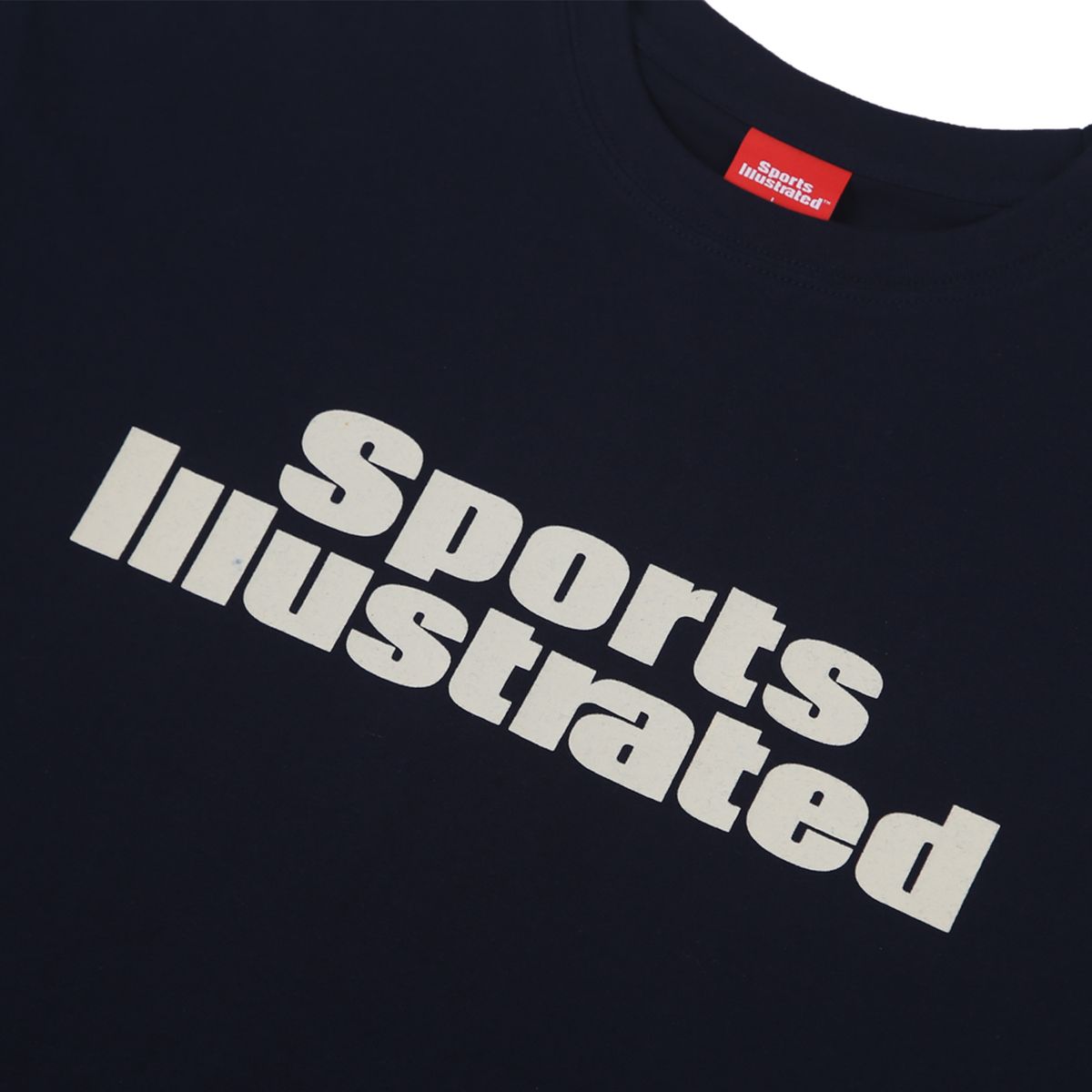 스포츠 일러스트레이티드(SPORTS ILLUSTRATED) BASKETBALL STACKED LOGO HALF SLEEVE (DARK NAVY)