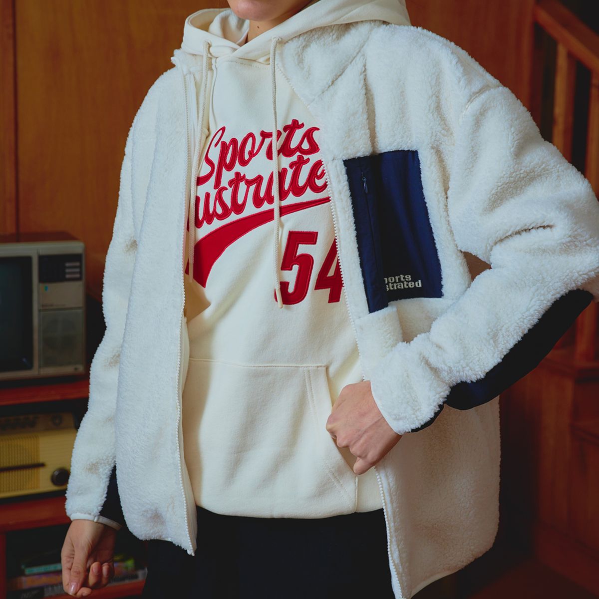 스포츠 일러스트레이티드(SPORTS ILLUSTRATED) BASKETBALL CURSIVE LOGO HOODIE SHIRT (IVORY)