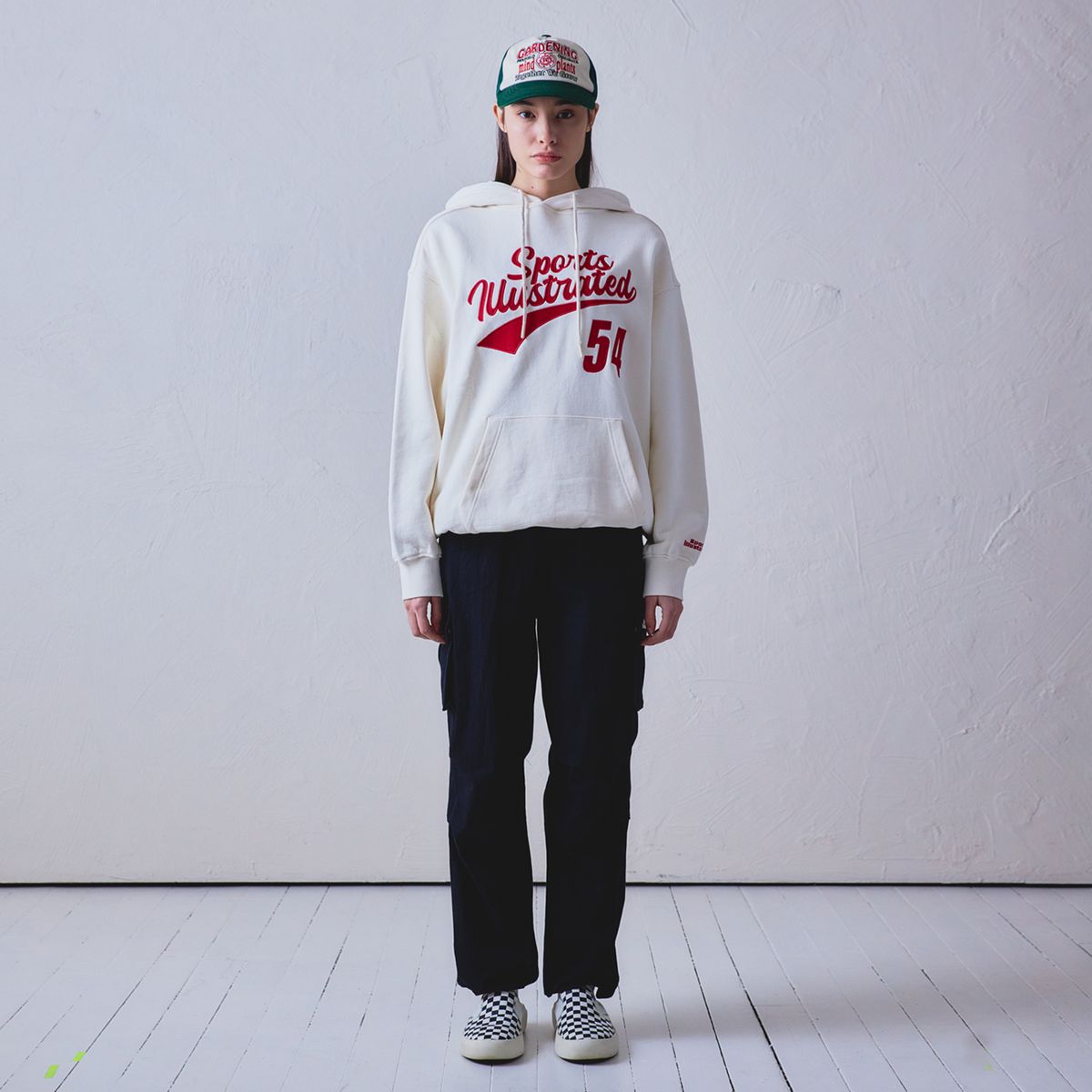 스포츠 일러스트레이티드(SPORTS ILLUSTRATED) BASKETBALL CURSIVE LOGO HOODIE SHIRT (IVORY)