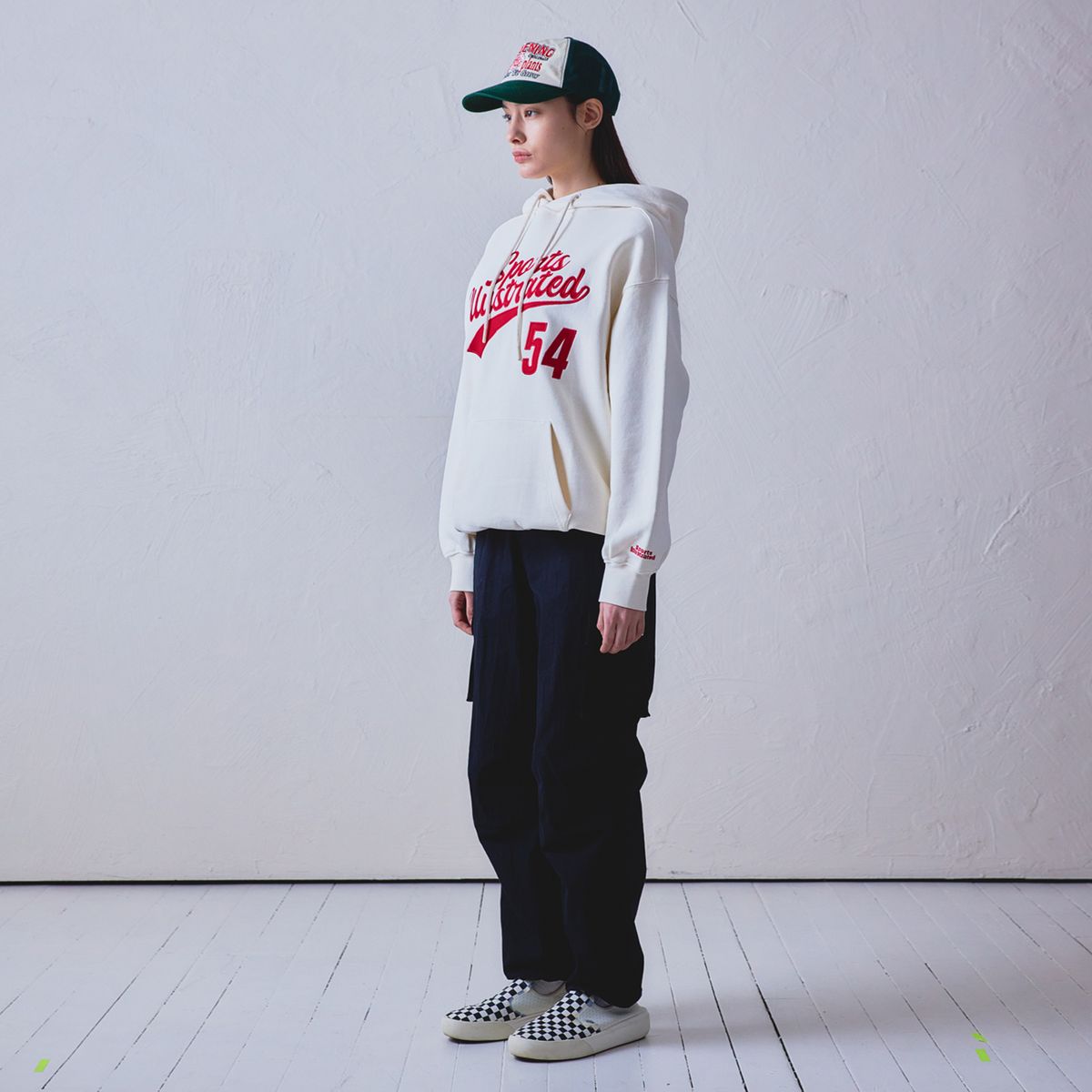 스포츠 일러스트레이티드(SPORTS ILLUSTRATED) BASKETBALL CURSIVE LOGO HOODIE SHIRT (IVORY)
