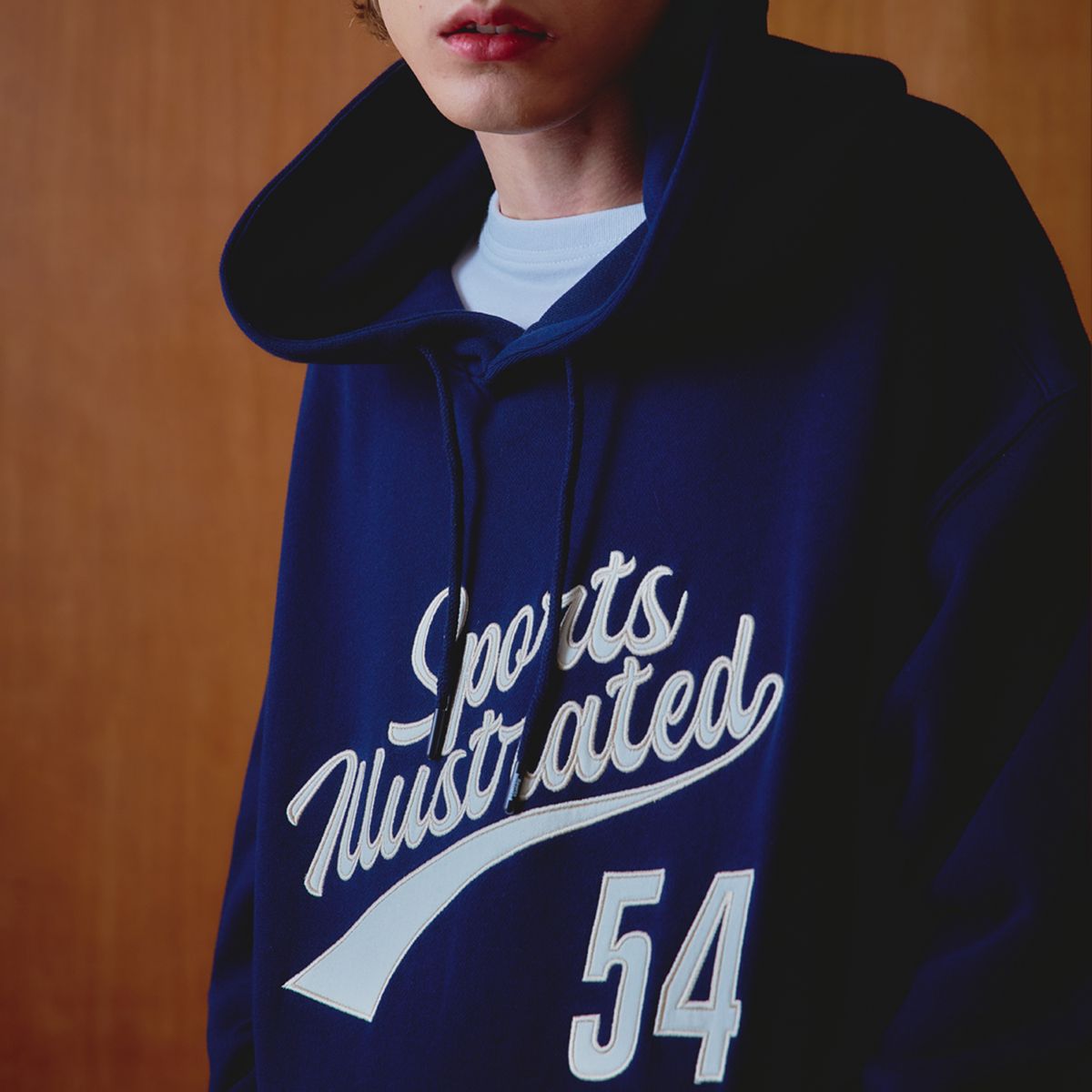 스포츠 일러스트레이티드(SPORTS ILLUSTRATED) BASKETBALL CURSIVE LOGO HOODIE SHIRT (DARK NAVY)