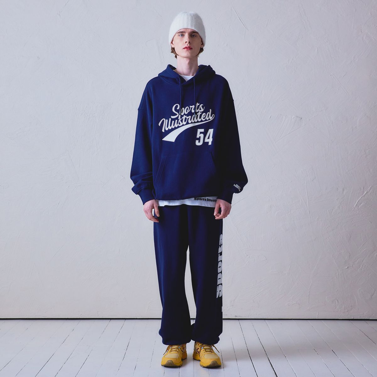 스포츠 일러스트레이티드(SPORTS ILLUSTRATED) BASKETBALL CURSIVE LOGO HOODIE SHIRT (DARK NAVY)