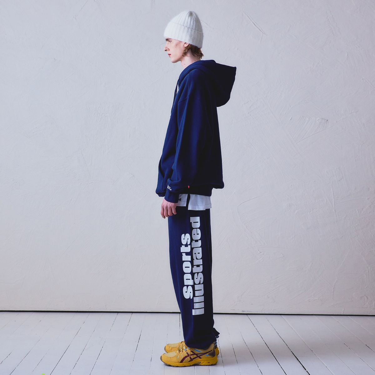 스포츠 일러스트레이티드(SPORTS ILLUSTRATED) BASKETBALL CURSIVE LOGO HOODIE SHIRT (DARK NAVY)