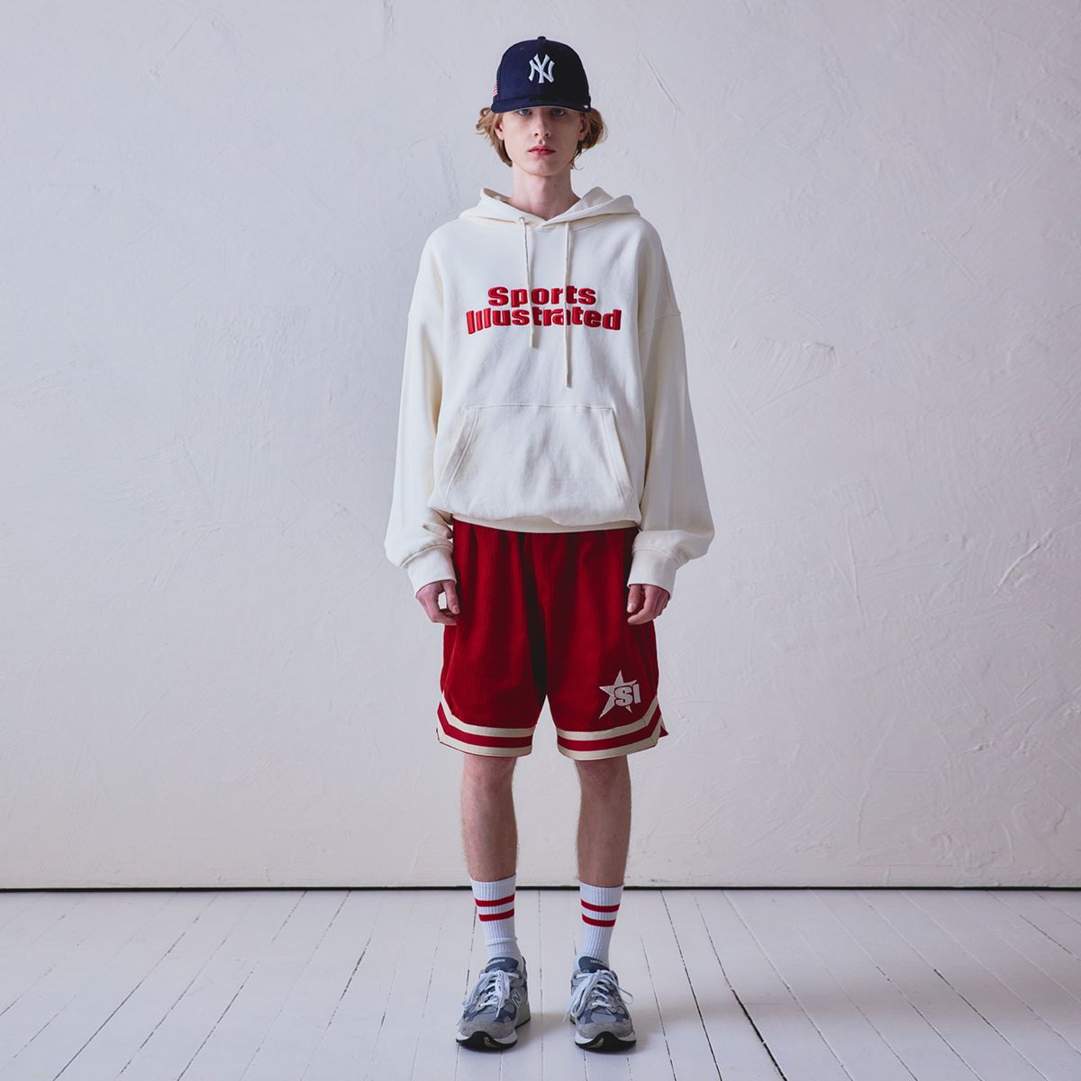 스포츠 일러스트레이티드(SPORTS ILLUSTRATED) BASKETBALL STACKED LOGO HOODIE SHIRT (IVORY)