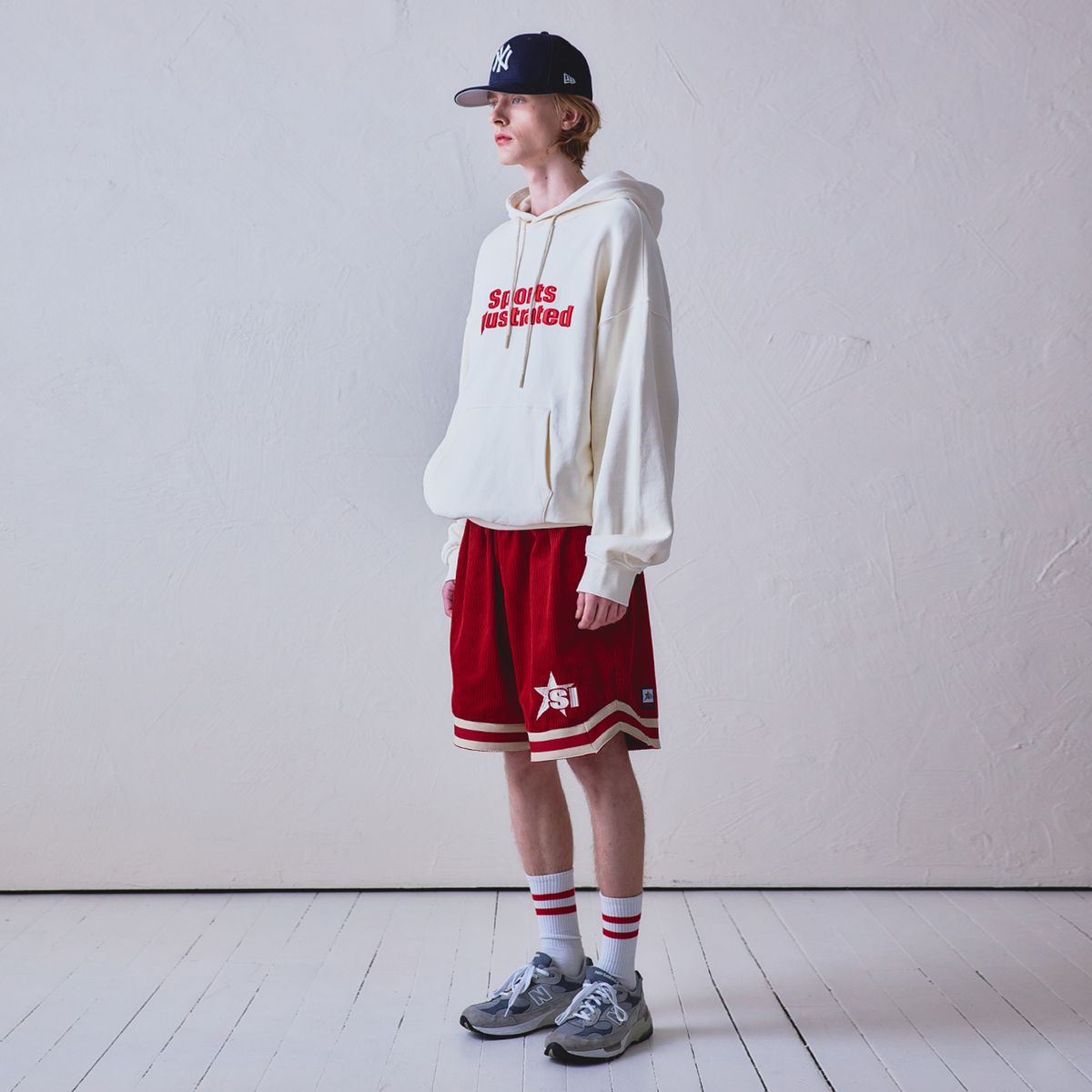 스포츠 일러스트레이티드(SPORTS ILLUSTRATED) BASKETBALL STACKED LOGO HOODIE SHIRT (IVORY)