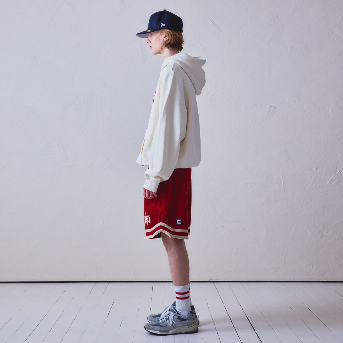 스포츠 일러스트레이티드(SPORTS ILLUSTRATED) BASKETBALL STACKED LOGO HOODIE SHIRT (IVORY)