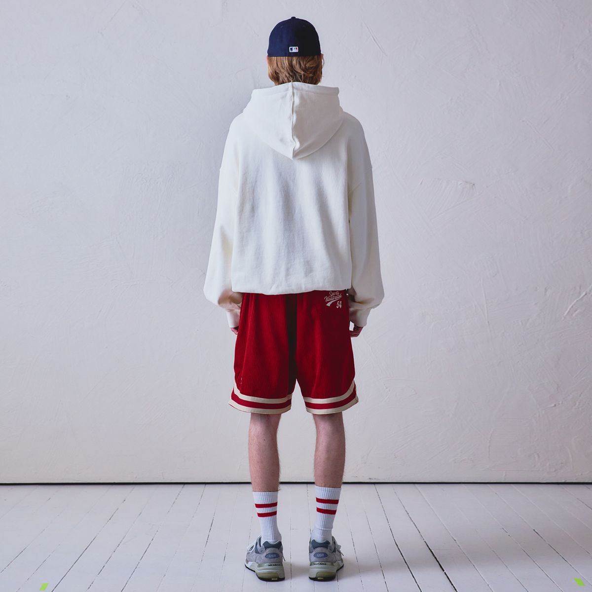 스포츠 일러스트레이티드(SPORTS ILLUSTRATED) BASKETBALL STACKED LOGO HOODIE SHIRT (IVORY)