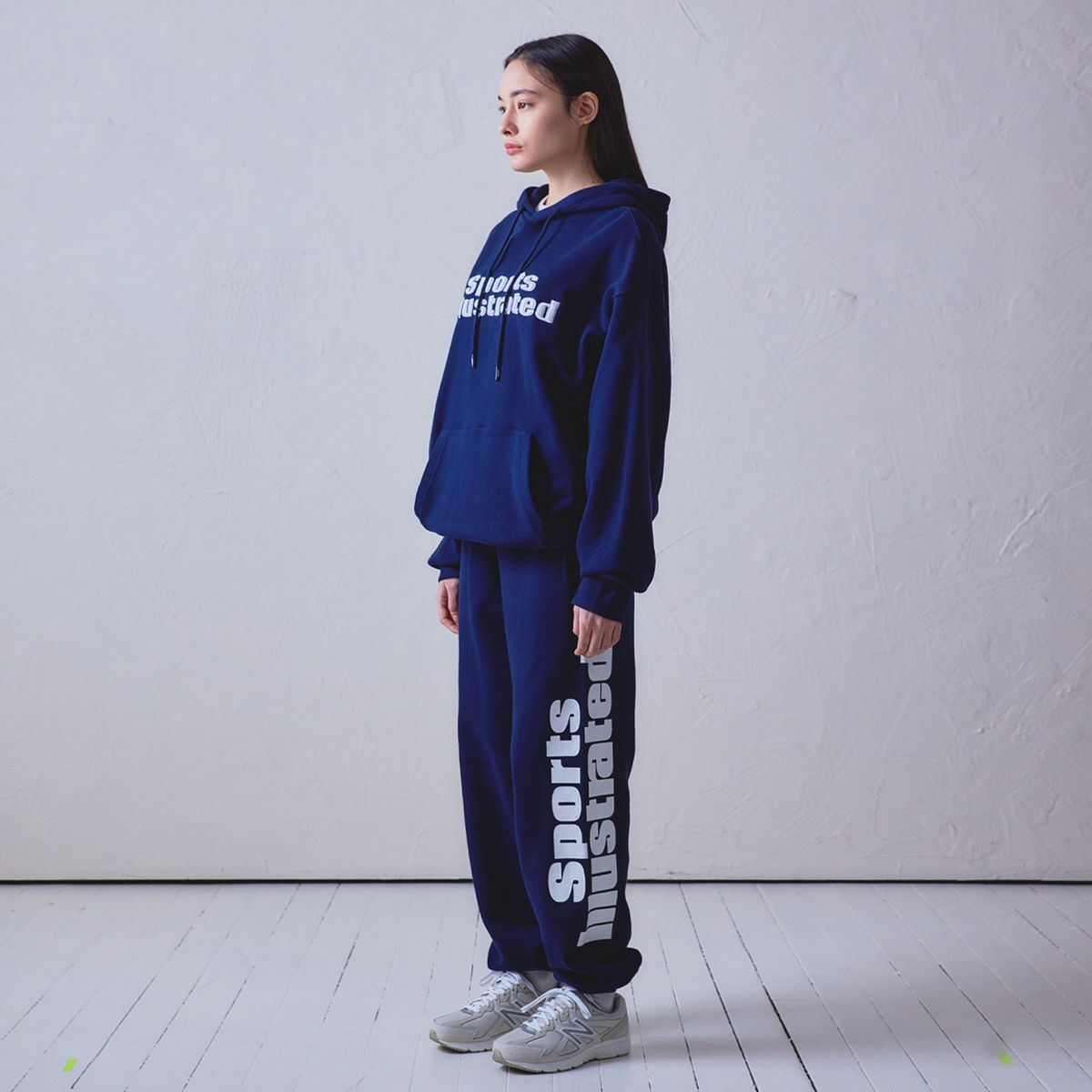스포츠 일러스트레이티드(SPORTS ILLUSTRATED) BASKETBALL STACKED LOGO HOODIE SHIRT (DARK NAVY)