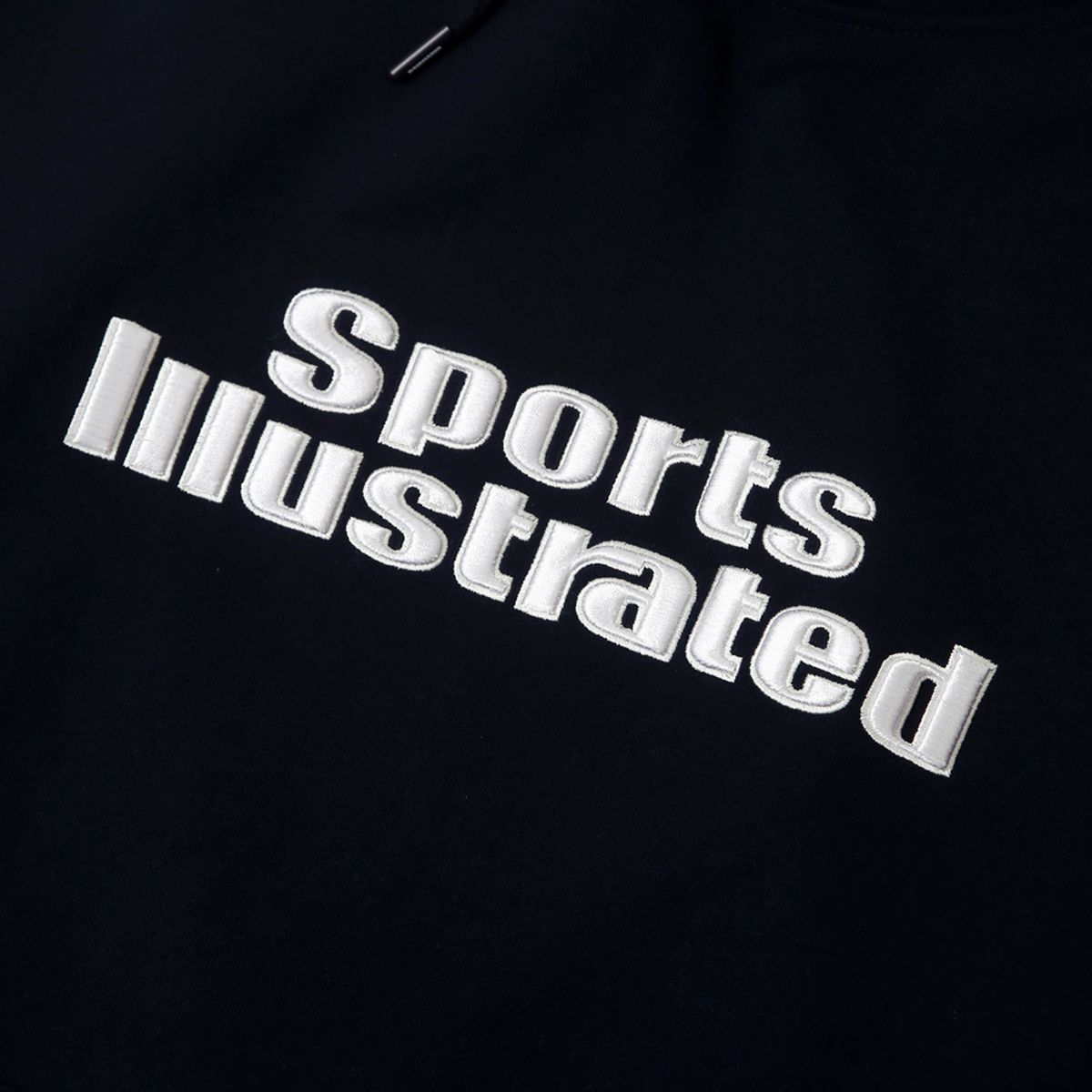 스포츠 일러스트레이티드(SPORTS ILLUSTRATED) BASKETBALL STACKED LOGO HOODIE SHIRT (DARK NAVY)
