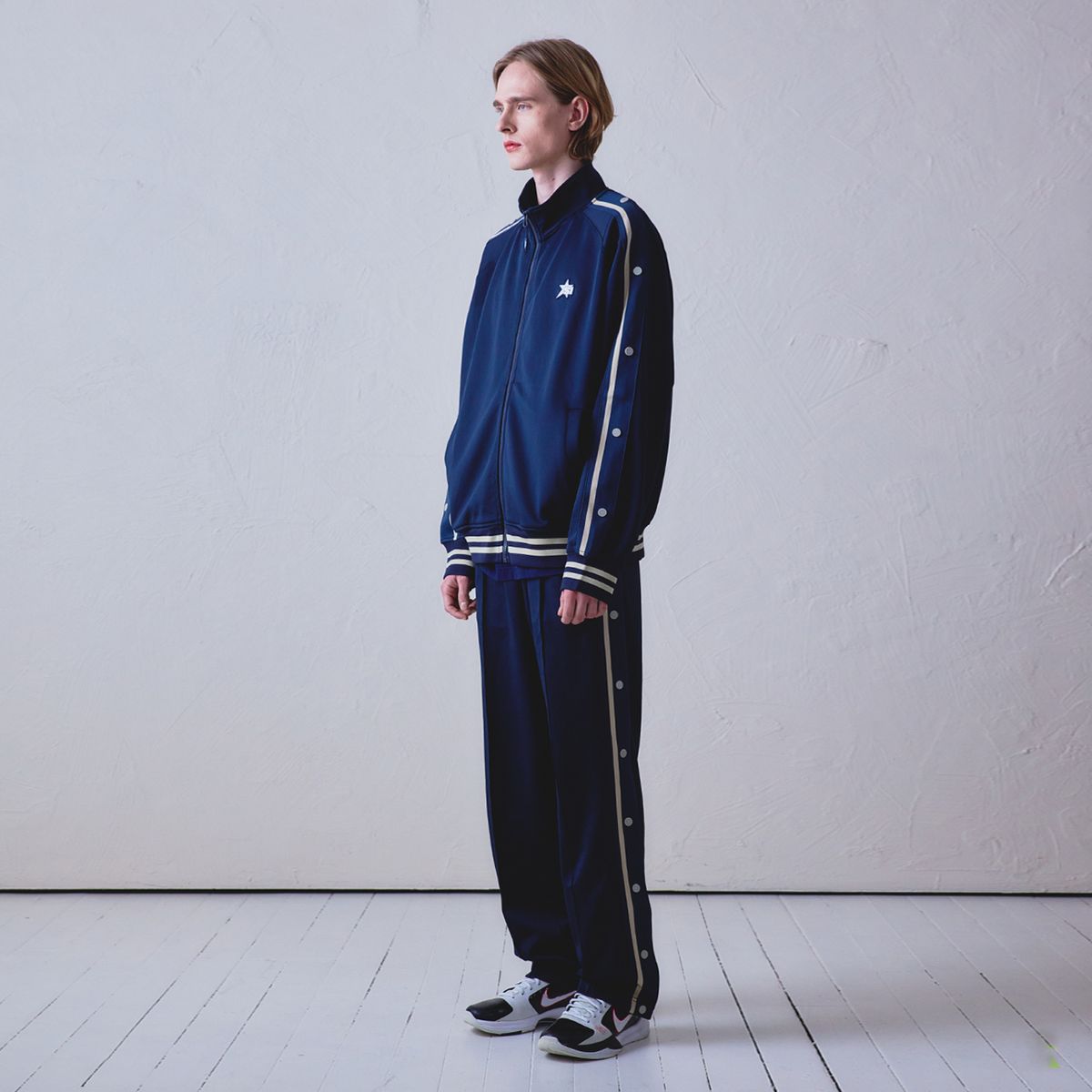 스포츠 일러스트레이티드(SPORTS ILLUSTRATED) BASKETBALL SIDE BUTTON TRACK TOP (NAVY)