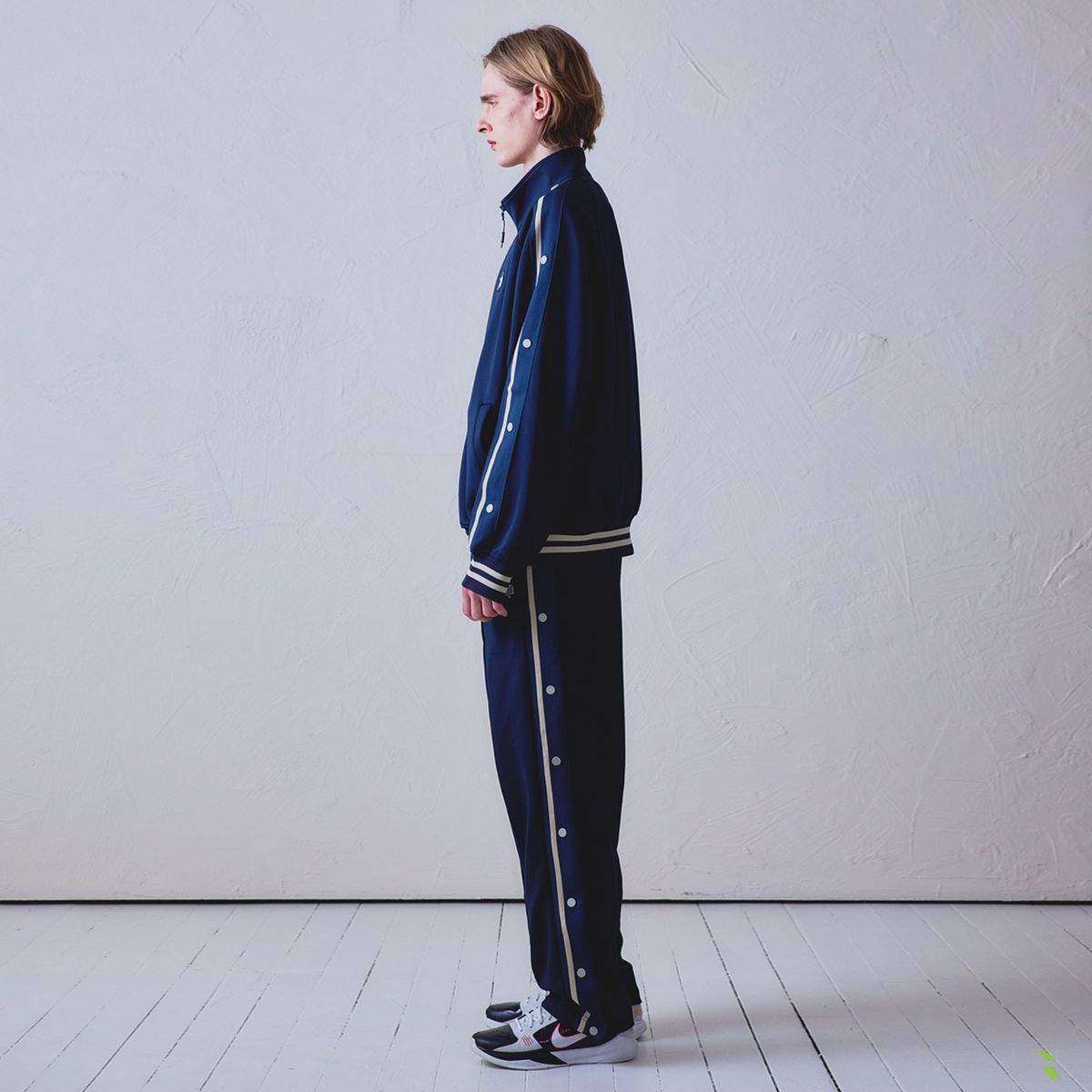 스포츠 일러스트레이티드(SPORTS ILLUSTRATED) BASKETBALL SIDE BUTTON TRACK PANTS (NAVY)