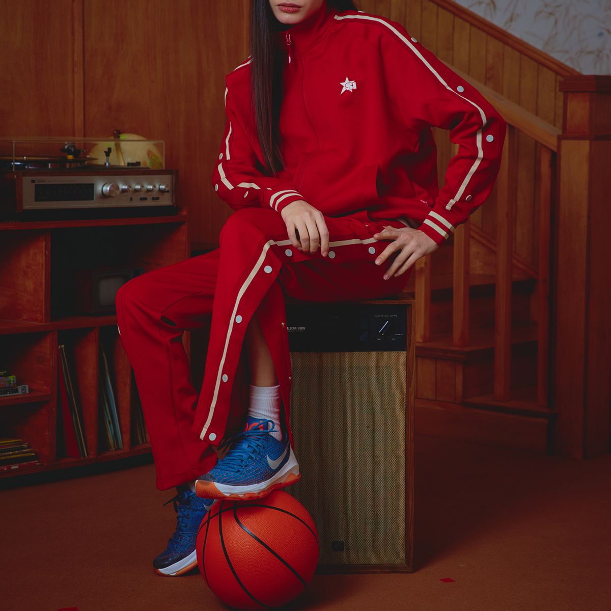 스포츠 일러스트레이티드(SPORTS ILLUSTRATED) BASKETBALL SIDE BUTTON TRACK PANTS (RED)