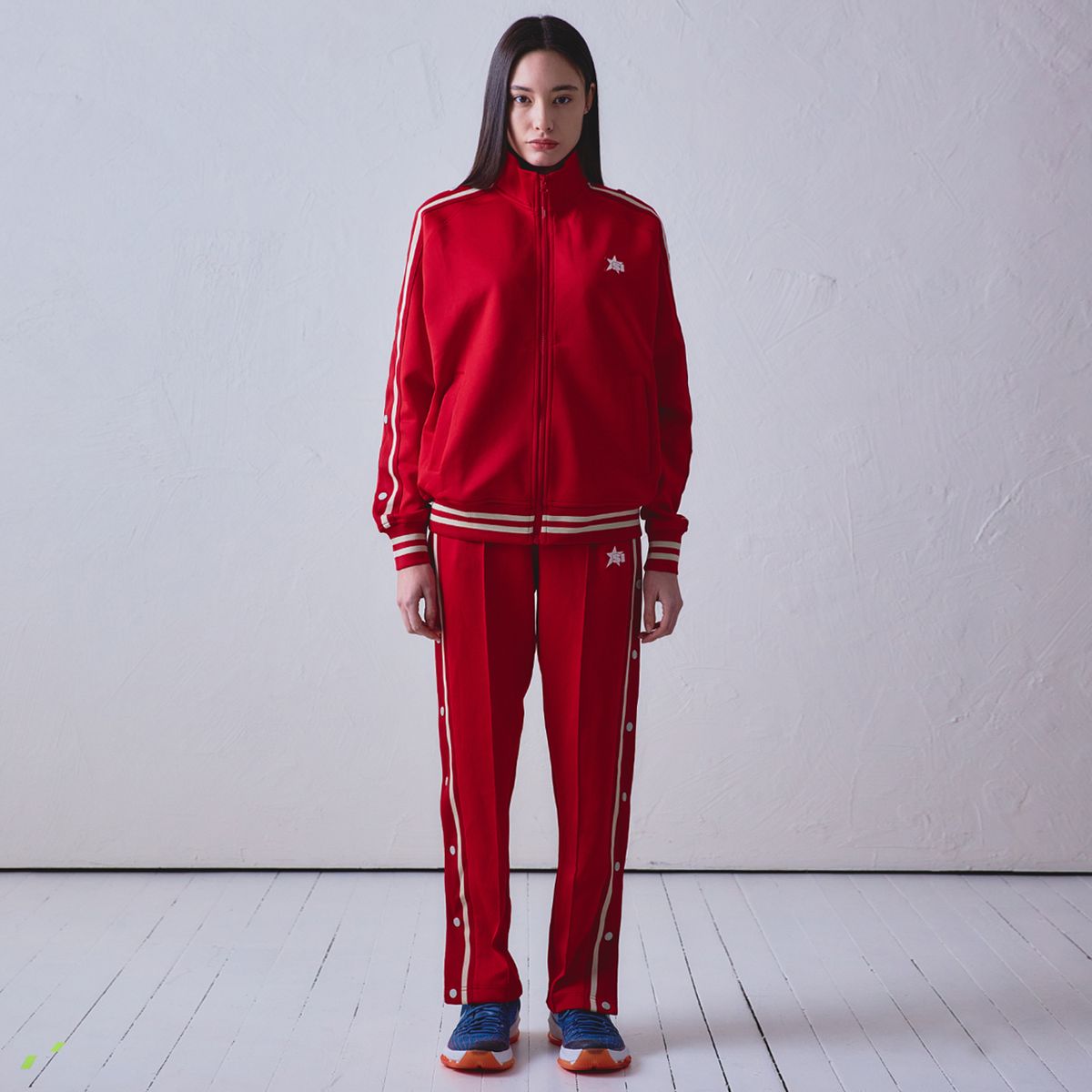 스포츠 일러스트레이티드(SPORTS ILLUSTRATED) BASKETBALL SIDE BUTTON TRACK PANTS (RED)