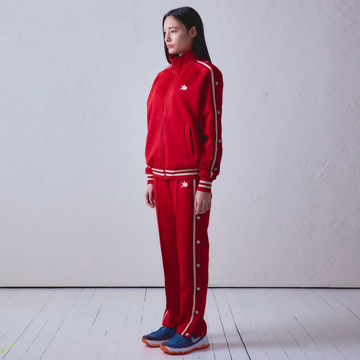 스포츠 일러스트레이티드(SPORTS ILLUSTRATED) BASKETBALL SIDE BUTTON TRACK PANTS (RED)