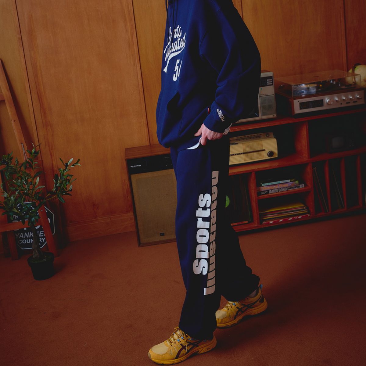 스포츠 일러스트레이티드(SPORTS ILLUSTRATED) BASKETBALL SIDE LOGO JOGGER PANTS (DARK NAVY)