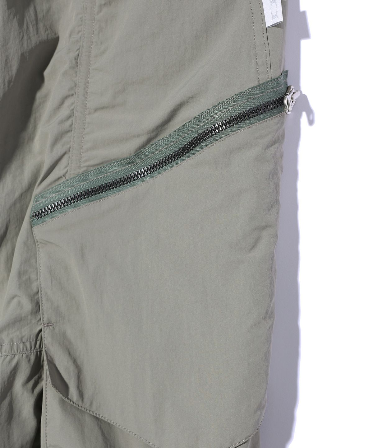 크리틱(CRITIC) GLOSSY CARGO PANTS GREY