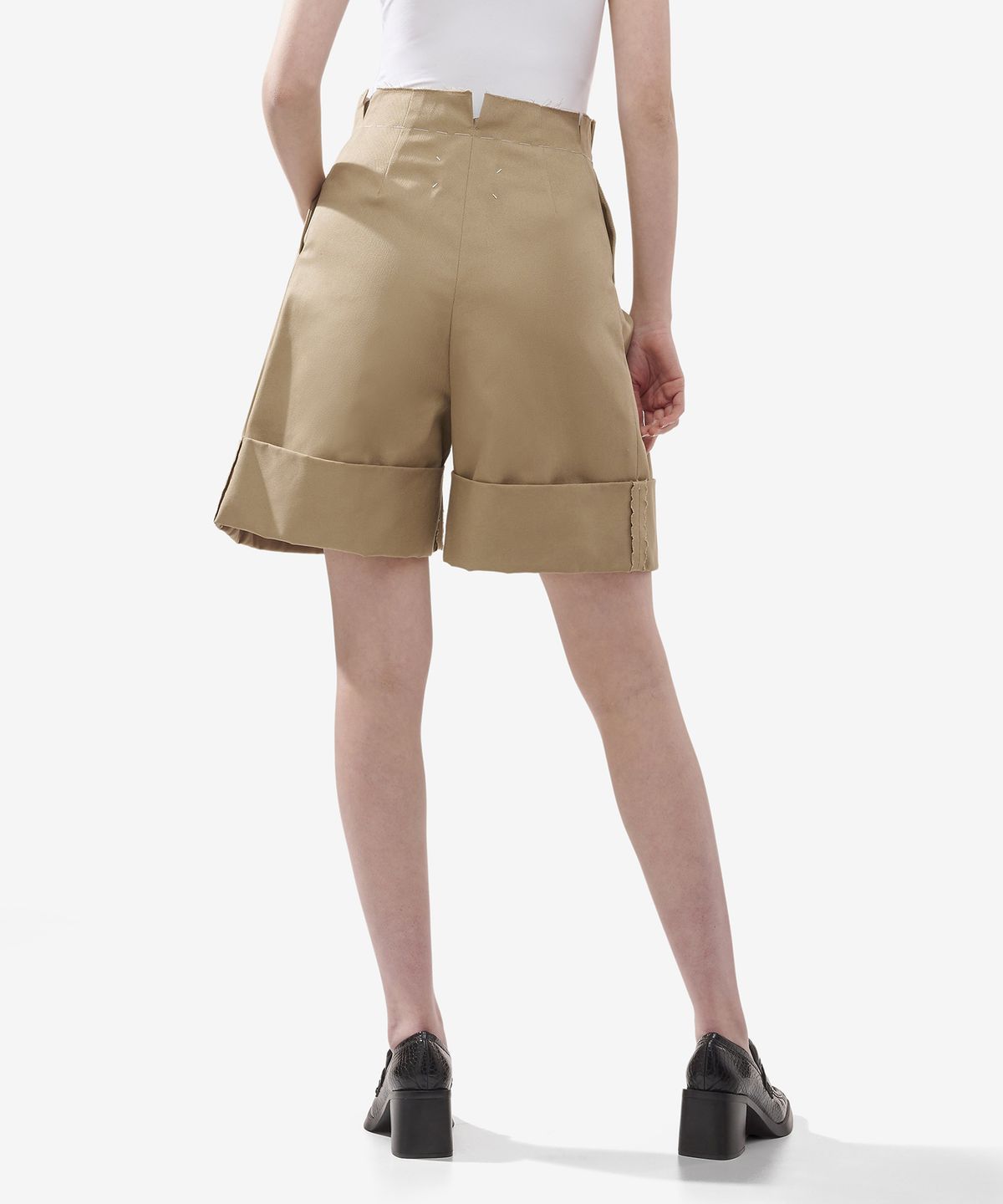 메종 마르지엘라(MAISON MARGIELA) 스케이터 치노 플리츠 쇼츠 팬츠 - 베이지 / S29MU0078S54042114