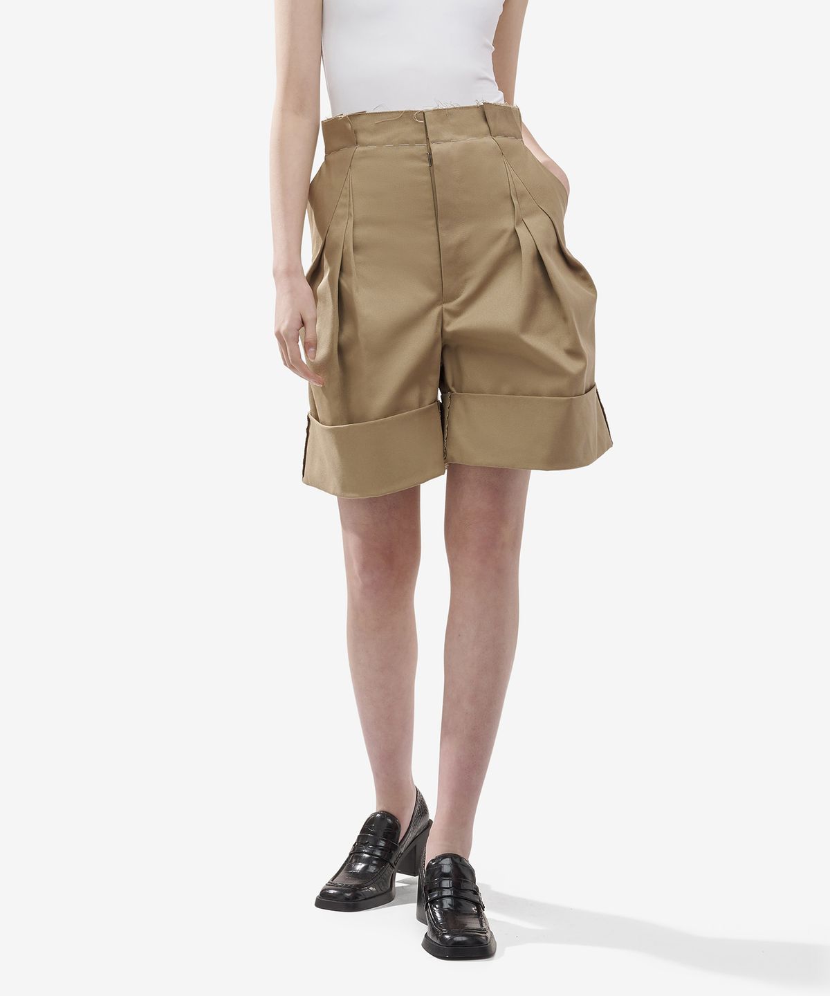 메종 마르지엘라(MAISON MARGIELA) 스케이터 치노 플리츠 쇼츠 팬츠 - 베이지 / S29MU0078S54042114