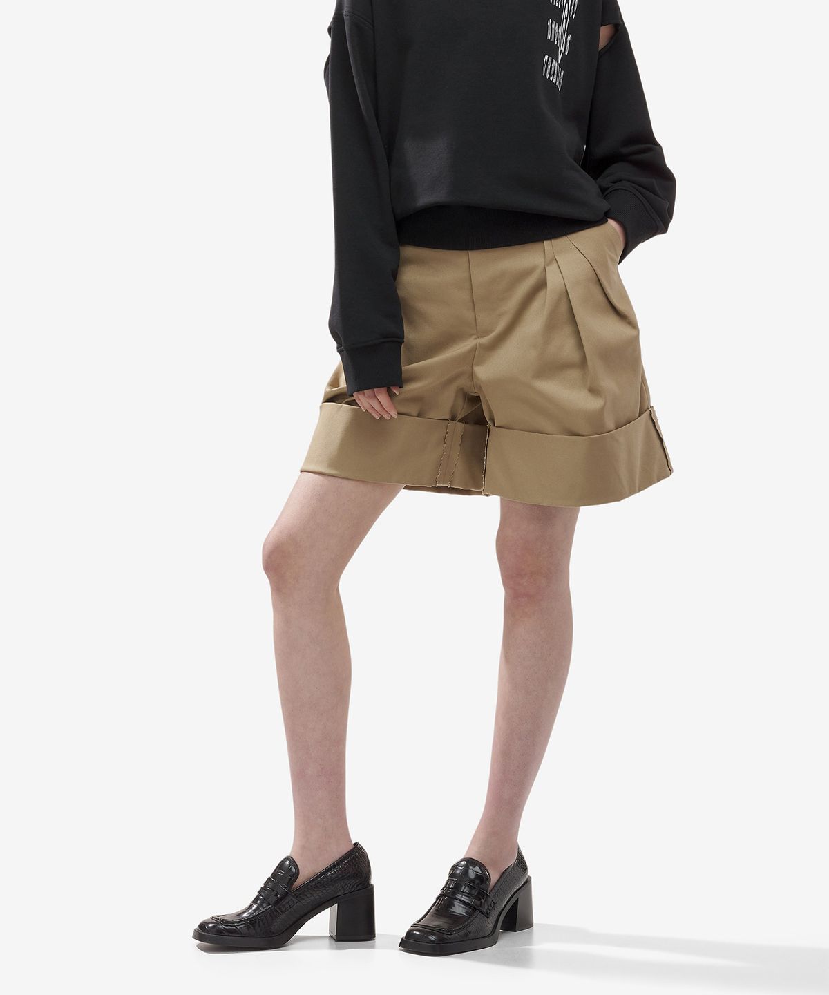메종 마르지엘라(MAISON MARGIELA) 스케이터 치노 플리츠 쇼츠 팬츠 - 베이지 / S29MU0078S54042114