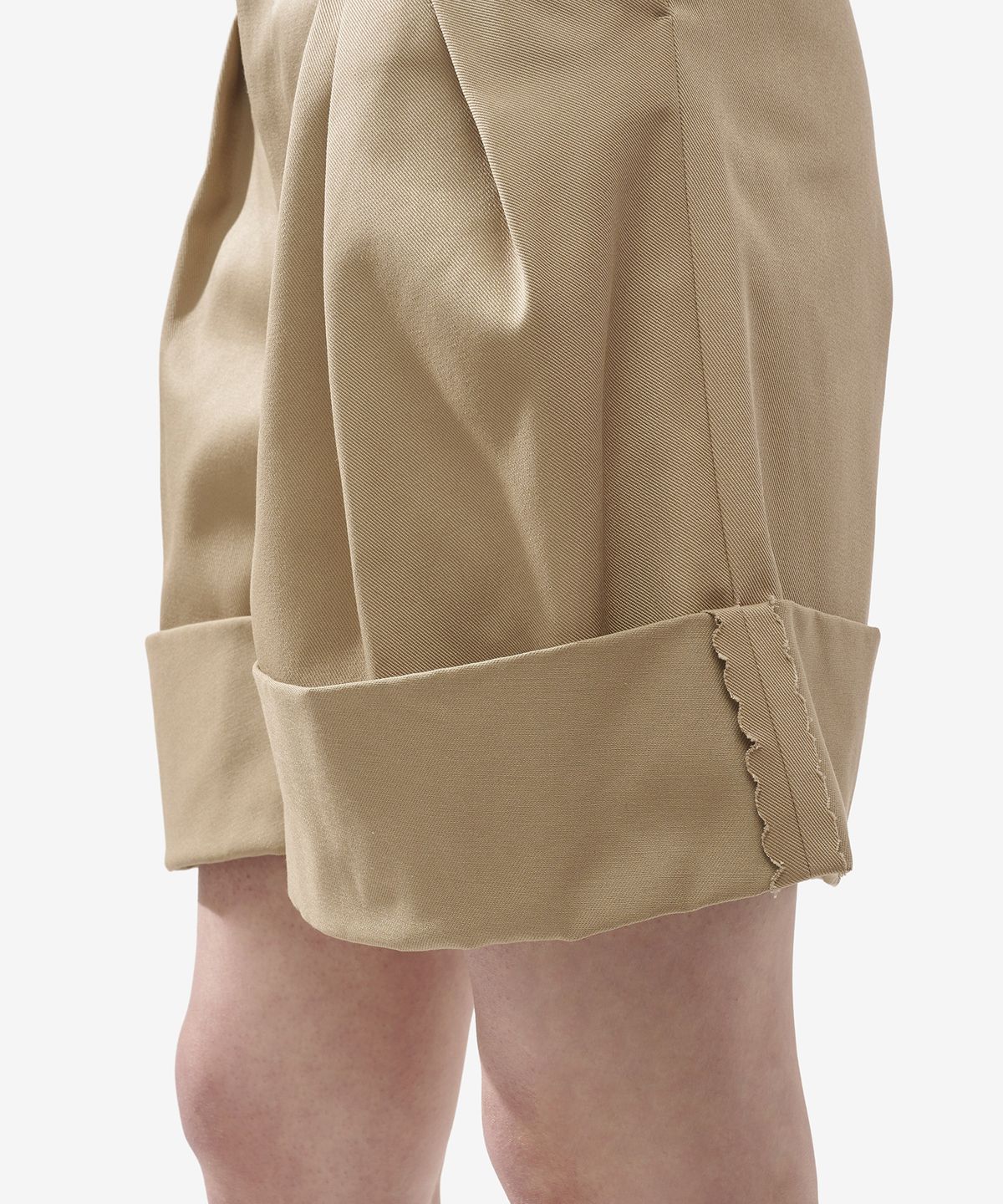 메종 마르지엘라(MAISON MARGIELA) 스케이터 치노 플리츠 쇼츠 팬츠 - 베이지 / S29MU0078S54042114