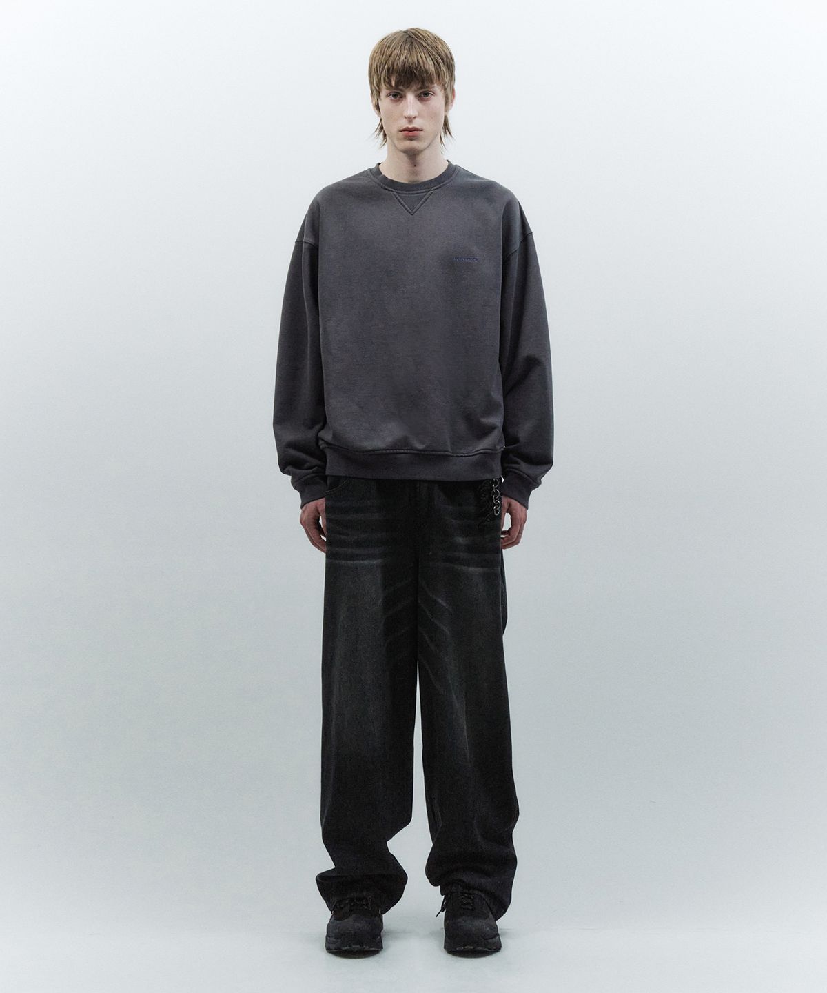 인사일런스(INSILENCE) 워시드 로고 스웨트셔츠 WASHED CHARCOAL