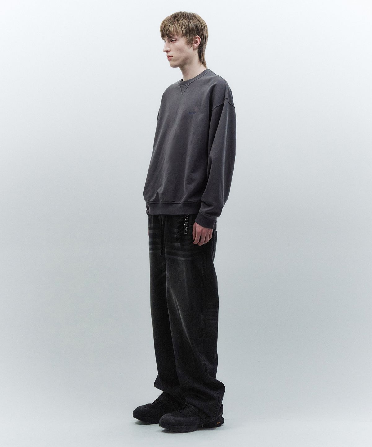 인사일런스(INSILENCE) 워시드 로고 스웨트셔츠 WASHED CHARCOAL