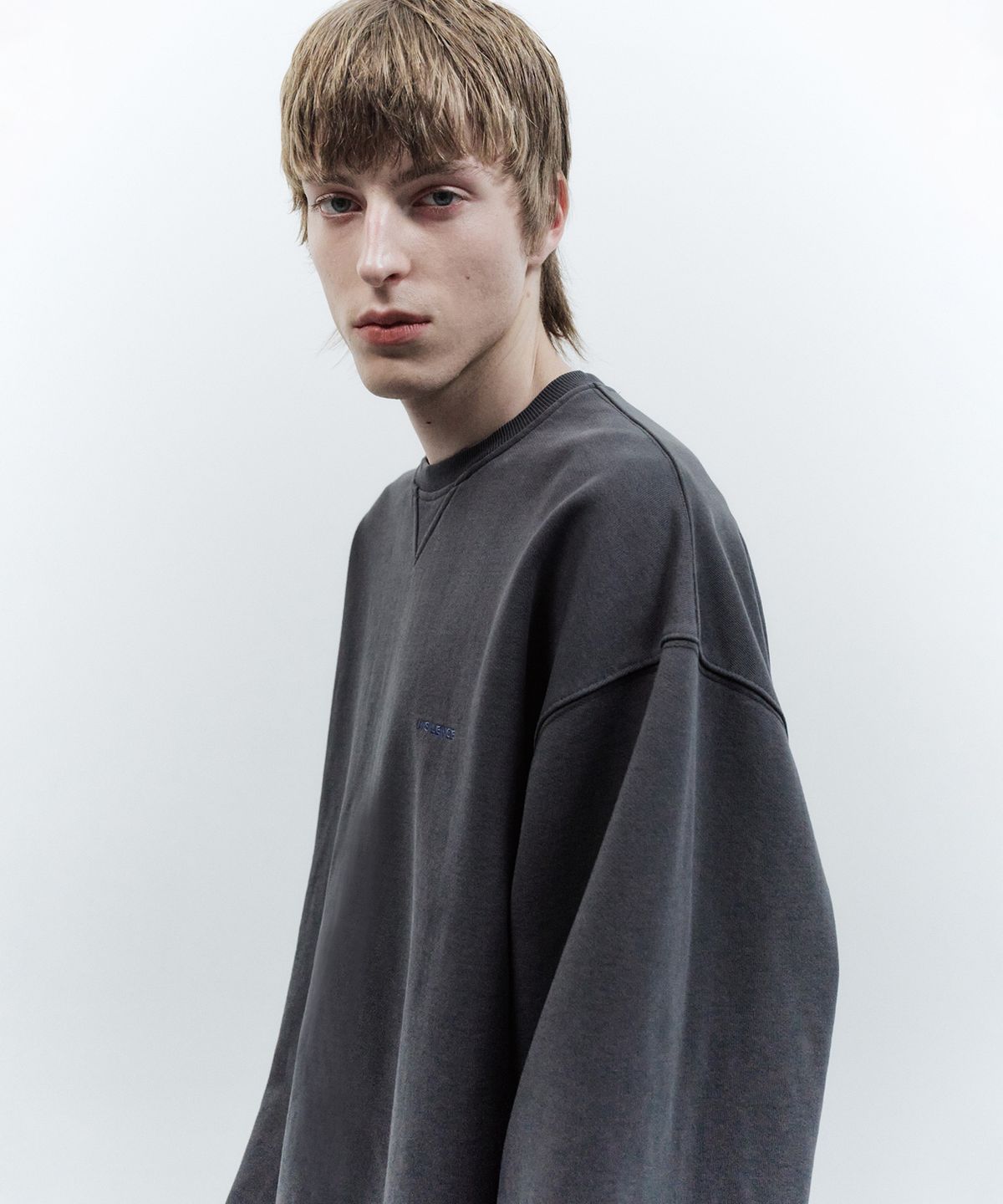 인사일런스(INSILENCE) 워시드 로고 스웨트셔츠 WASHED CHARCOAL