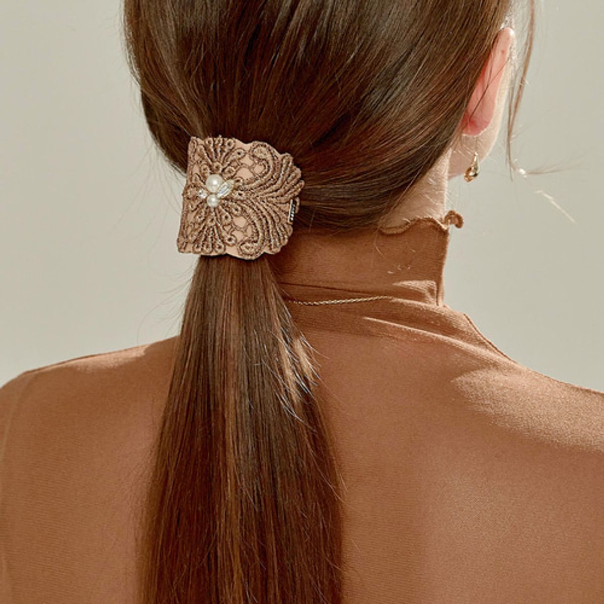 베스티(BESTY) 페더 플로리시 웨이브 헤어커프 (Feather Florish Wire Pony Hook)