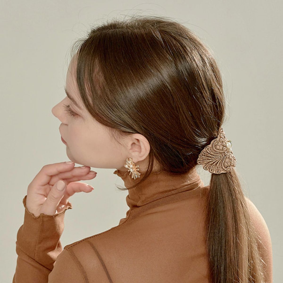 베스티(BESTY) 페더 플로리시 웨이브 헤어커프 (Feather Florish Wire Pony Hook)
